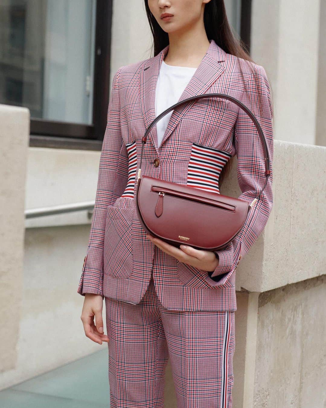 Harrodsのインスタグラム：「Stay ahead of the curve with Olympia – @Burberry’s latest bag silhouette. Inspired by the architecture of Olympia London, the venue chosen by creative director @RiccardoTisci17 to host his AW20 collection, this half-moon style bears all the hallmarks of a future classic.   #Harrods #HarrodsFashion #Burberry   Shop the store through our remote Personal Shopping service (previously known as Virtual Concierge), or shop online at harrods.com.」