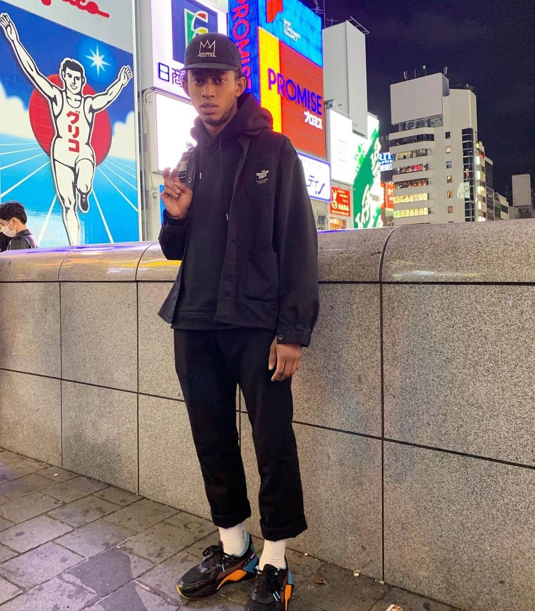 モクタール（モッくん）のインスタグラム：「今年流行るハーフピースで ✌︎  Half peace sign will never get old you know   #osaka #ハーフピース  #半目 #大阪」