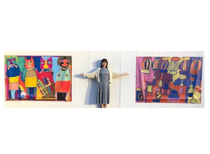 與猶茉穂のインスタグラム：「きょうもウィークエンドウェザーをご覧いただきありがとうございました☺︎  きょうは赤坂のSacas広場で期間限定で行われている「地球を笑顔にするMUSEUM」を見てきました。  工事用の仮囲いに知的障がいのあるアーティストの方々の作品を展示する、仮囲いアートミュージアムです🎨  アーティストの方々が描いた個性が溢れる作品に吸い込まれました。  このアート作品は横断幕やテントの素材としても使用されるターポリン(防水布)にプリントされており、展示が終了した後は剥がして洗浄され、トートバッグに生まれ変わるそうです！  #TBS #ウィークエンドウェザー #地球を笑顔にするMUSEUM  #仮囲いアートミュージアム」