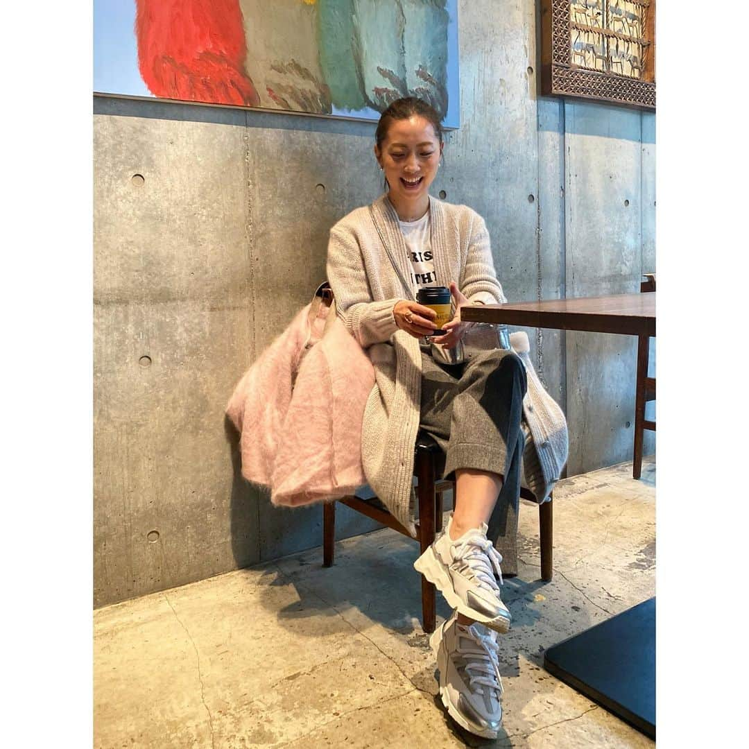 栗原佐知子さんのインスタグラム写真 - (栗原佐知子Instagram)「✴︎ 大好きな🐭コーデ（グレーのワントーンコーデ）には… . 本当の🐭コーデにならないように、キレイ色をプラス💗笑 . . #outfit #fashion #ootd #coordinate #stylepost #ootd_cob #instafashion #instadaily #instalike #instagood #instapic #drawer #jilsander #markcross #asaucemeler #コーディネート #コーデ #今日のコーデ #ファッション #秋コーデ #アソースメレ」11月21日 21時04分 - sachiko__kurihara