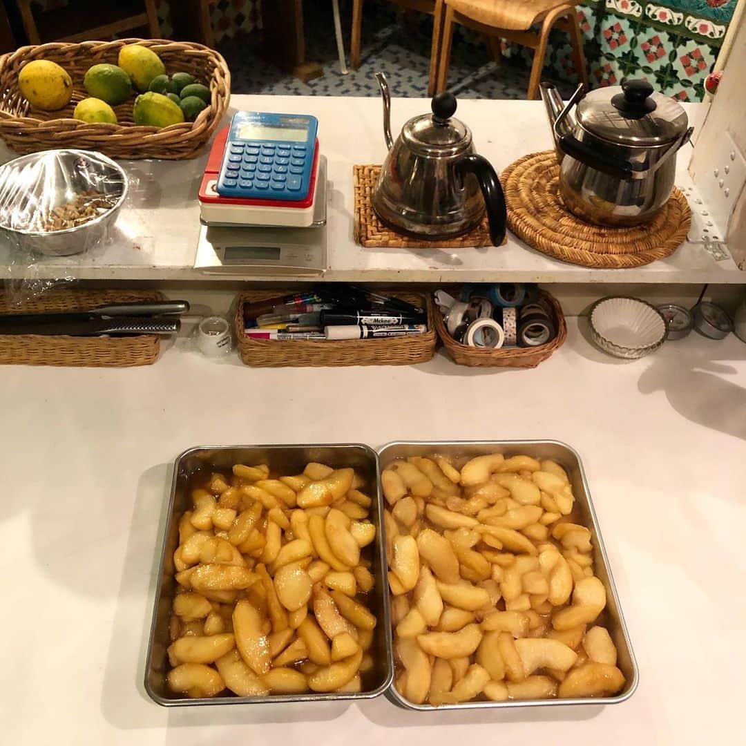 CHIPPRUSONのインスタグラム：「Today's.  りんごのカラメルソテー🍎 サンレッドキウイのジャム🥝 シナノスイート🍎のジャム チョコバナナマフィン🍫🍌」