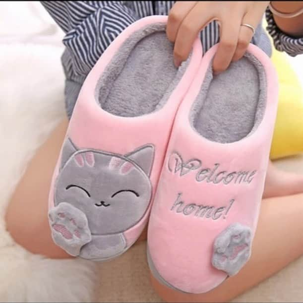 HANAさんのインスタグラム写真 - (HANAInstagram)「kittensloveyou🥰 slippers for girls with cat drawn above😍 discounted price 16.80😳  link in bio」11月21日 21時17分 - hana__kitty