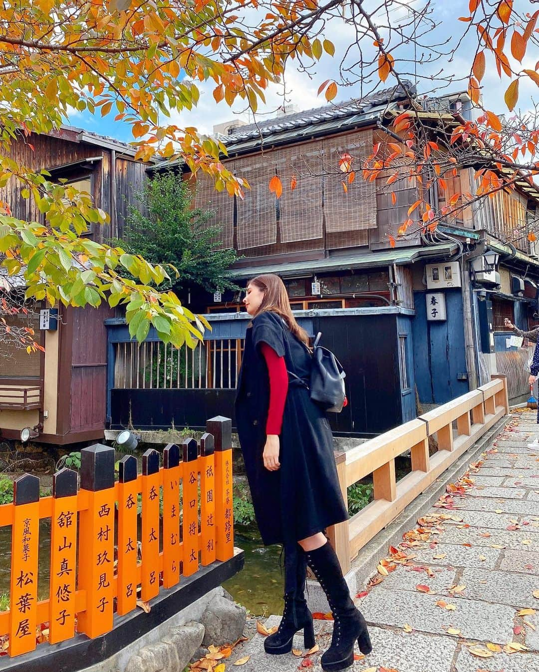 得あゆさんのインスタグラム写真 - (得あゆInstagram)「綺麗だった🍁❤️ #祇園白川 橋と川と紅葉と… 平日昼間は人も少ないのでおすすめです🍁 ・ ・ ・ ・ ・ ・ ・ ・ ・ ・ ・ #京都#京都紅葉#京都観光#京都グルメ#京都カフェ#京都旅行#紅葉#紅葉狩り#観光#女子旅#タビジョ#国内旅行#秋コーデ#秋#ニット#インスタ映え#カメラ女子#オトナ女子#祇園#巽橋#橋#綺麗な景色#kyoto#kyotojapan#kyototrip#autumnleaves#kyototravel#japantravel#japanesegirl」11月21日 21時18分 - tokuayu819