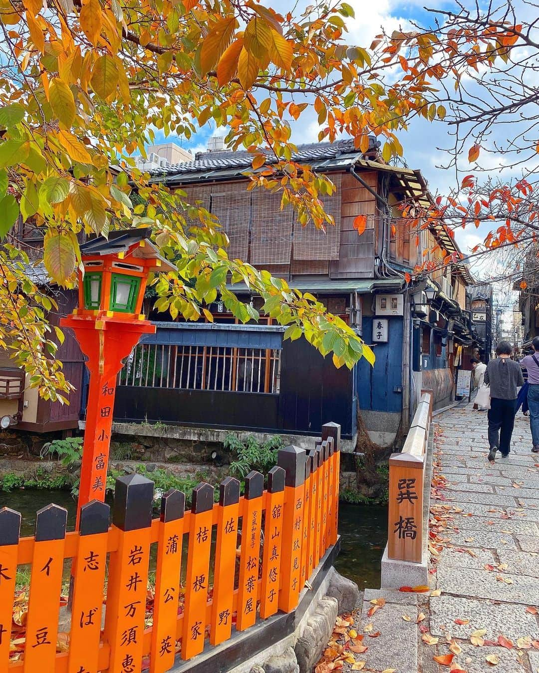 得あゆさんのインスタグラム写真 - (得あゆInstagram)「綺麗だった🍁❤️ #祇園白川 橋と川と紅葉と… 平日昼間は人も少ないのでおすすめです🍁 ・ ・ ・ ・ ・ ・ ・ ・ ・ ・ ・ #京都#京都紅葉#京都観光#京都グルメ#京都カフェ#京都旅行#紅葉#紅葉狩り#観光#女子旅#タビジョ#国内旅行#秋コーデ#秋#ニット#インスタ映え#カメラ女子#オトナ女子#祇園#巽橋#橋#綺麗な景色#kyoto#kyotojapan#kyototrip#autumnleaves#kyototravel#japantravel#japanesegirl」11月21日 21時18分 - tokuayu819