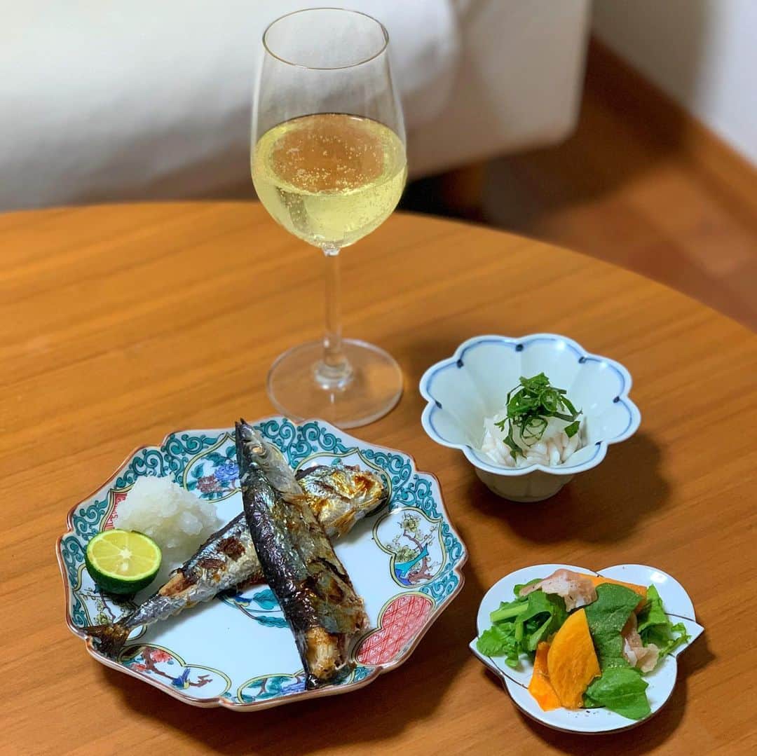 平川彩佳のインスタグラム：「. いつかの晩酌。 . #秋刀魚の塩焼き #柿のサラダ #白子ぽん酢」