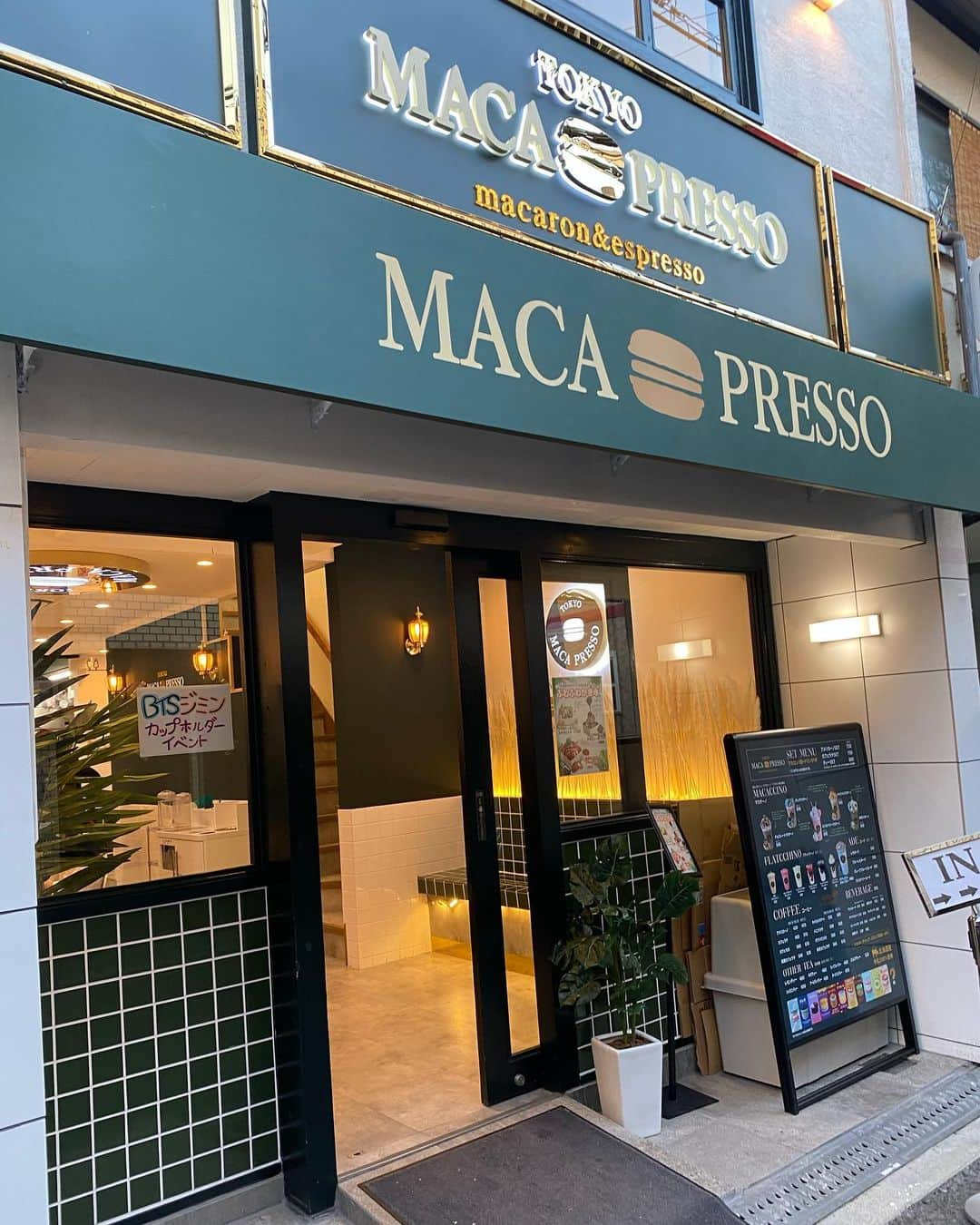 出口結菜さんのインスタグラム写真 - (出口結菜Instagram)「《🐙#鶴橋　#macapresso》﻿ ﻿ ﻿ 🍓ストロベリーマカチーノ（¥840）﻿ ﻿ ﻿ 鶴橋にできたトゥンカロンのお店😚💗﻿ ﻿ ﻿ ﻿ トゥンカロンはもちろん美味しいから食べようかと迷ってんけど、それよりも気になるものが🥺❕❕❕﻿ ﻿ ﻿ ﻿ ﻿ マカチーノ💗💗💗﻿ ﻿ ﻿ マカチーノの上に、﻿ ・イチゴマカロンアイスクリーム﻿ ・ベリーベリーマカロン﻿ ・マシュマロ﻿ ・マカロンフレーク﻿ ・生クリームなどなど﻿ ﻿ ﻿ 盛りだくさんに盛られてあるの🥰🥰🥰﻿ ﻿ ﻿ これは飲むしかない！って思って、﻿ ﻿ ﻿ でも、流石に胃もたれやばそうって思ったんやけど！﻿ ﻿ ﻿ ﻿ 下のマカチーノが、そこまで甘過ぎず、サラッとしてるの🤩💗﻿ ﻿ ﻿ 生クリームも甘いけどあっさりした生クリームで気持ち悪くならないし、﻿ ﻿ ﻿ 結構ジュース感覚で飲んでも飲めちゃうぐらい軽め！﻿  少し氷も入ってて、フロート感かも！ （冬は店内で飲むのがおすすめかな） ﻿ ﻿ でも肝心な、マカロンはしっかり甘くて、💗﻿ ﻿ しかも３つもはいってるの😚🤍﻿ ﻿ ﻿ ﻿ ﻿ これは全然リピートできる量😌✨✨﻿ ﻿ ﻿ インスタ映えもできるし、、﻿ 店内も韓国のカフェっぽくてオシャレでした！﻿ ﻿ ﻿ ﻿ 今回は鶴橋に行ってんけど、﻿ 東京や心斎橋にもあるから皆さんぜひっ！﻿ ﻿ ﻿ \次はオレオ味食べたい🤩✨/﻿ ﻿ ﻿ ___________________________________________﻿ ﻿ ❤️ 大阪府大阪市生野区桃谷駅3-8-11 ﻿ 💗鶴橋駅から🚶‍♀️20分﻿ 💛コリアタウンを進むとわかります！（看板ある！）﻿ 💚10時〜19時30分﻿ 💙不定休﻿ ___________________________________________﻿ ﻿ #鶴橋コリアンタウン #マカプレッソ  #トゥンカロン  #マカロン #ストロベリー #🍓 #鶴橋グルメ #鶴橋カフェ #カフェ #cafe #心斎橋カフェ #東京カフェ #韓国カフェ #韓国グルメ #韓国 #🇰🇷 #コリアタウン #甘いもの #甘党 #飲み物 #映え #映えスイーツ #インスタ映え  #instafood  #食べ物 #スイーツ#グルメ  #ラビグルメ」11月21日 21時15分 - yui_laby0622