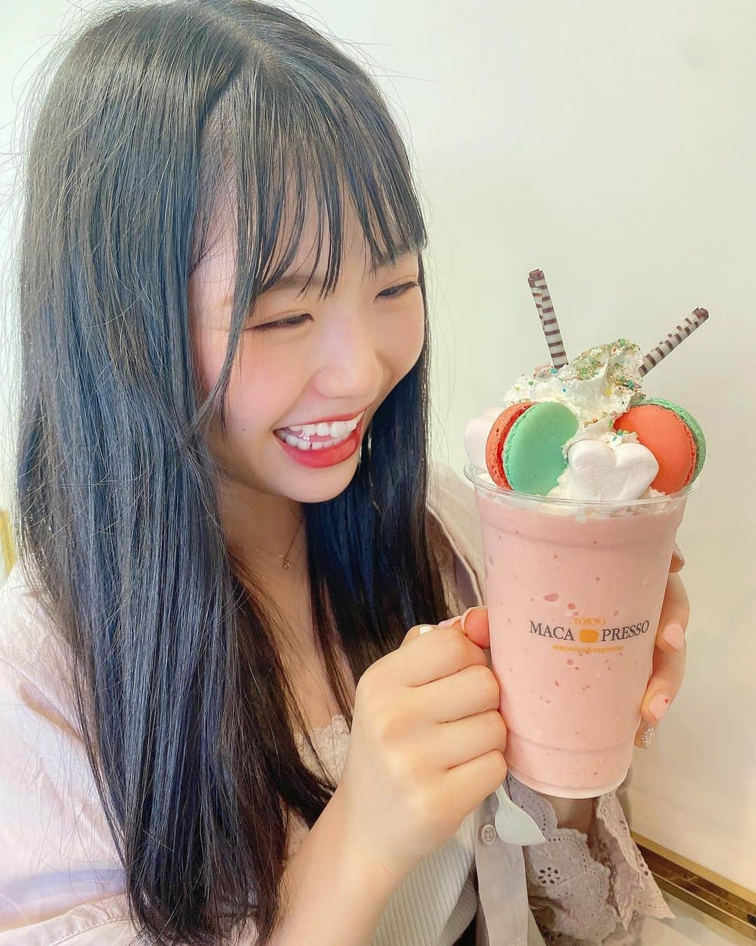 出口結菜さんのインスタグラム写真 - (出口結菜Instagram)「《🐙#鶴橋　#macapresso》﻿ ﻿ ﻿ 🍓ストロベリーマカチーノ（¥840）﻿ ﻿ ﻿ 鶴橋にできたトゥンカロンのお店😚💗﻿ ﻿ ﻿ ﻿ トゥンカロンはもちろん美味しいから食べようかと迷ってんけど、それよりも気になるものが🥺❕❕❕﻿ ﻿ ﻿ ﻿ ﻿ マカチーノ💗💗💗﻿ ﻿ ﻿ マカチーノの上に、﻿ ・イチゴマカロンアイスクリーム﻿ ・ベリーベリーマカロン﻿ ・マシュマロ﻿ ・マカロンフレーク﻿ ・生クリームなどなど﻿ ﻿ ﻿ 盛りだくさんに盛られてあるの🥰🥰🥰﻿ ﻿ ﻿ これは飲むしかない！って思って、﻿ ﻿ ﻿ でも、流石に胃もたれやばそうって思ったんやけど！﻿ ﻿ ﻿ ﻿ 下のマカチーノが、そこまで甘過ぎず、サラッとしてるの🤩💗﻿ ﻿ ﻿ 生クリームも甘いけどあっさりした生クリームで気持ち悪くならないし、﻿ ﻿ ﻿ 結構ジュース感覚で飲んでも飲めちゃうぐらい軽め！﻿  少し氷も入ってて、フロート感かも！ （冬は店内で飲むのがおすすめかな） ﻿ ﻿ でも肝心な、マカロンはしっかり甘くて、💗﻿ ﻿ しかも３つもはいってるの😚🤍﻿ ﻿ ﻿ ﻿ ﻿ これは全然リピートできる量😌✨✨﻿ ﻿ ﻿ インスタ映えもできるし、、﻿ 店内も韓国のカフェっぽくてオシャレでした！﻿ ﻿ ﻿ ﻿ 今回は鶴橋に行ってんけど、﻿ 東京や心斎橋にもあるから皆さんぜひっ！﻿ ﻿ ﻿ \次はオレオ味食べたい🤩✨/﻿ ﻿ ﻿ ___________________________________________﻿ ﻿ ❤️ 大阪府大阪市生野区桃谷駅3-8-11 ﻿ 💗鶴橋駅から🚶‍♀️20分﻿ 💛コリアタウンを進むとわかります！（看板ある！）﻿ 💚10時〜19時30分﻿ 💙不定休﻿ ___________________________________________﻿ ﻿ #鶴橋コリアンタウン #マカプレッソ  #トゥンカロン  #マカロン #ストロベリー #🍓 #鶴橋グルメ #鶴橋カフェ #カフェ #cafe #心斎橋カフェ #東京カフェ #韓国カフェ #韓国グルメ #韓国 #🇰🇷 #コリアタウン #甘いもの #甘党 #飲み物 #映え #映えスイーツ #インスタ映え  #instafood  #食べ物 #スイーツ#グルメ  #ラビグルメ」11月21日 21時15分 - yui_laby0622