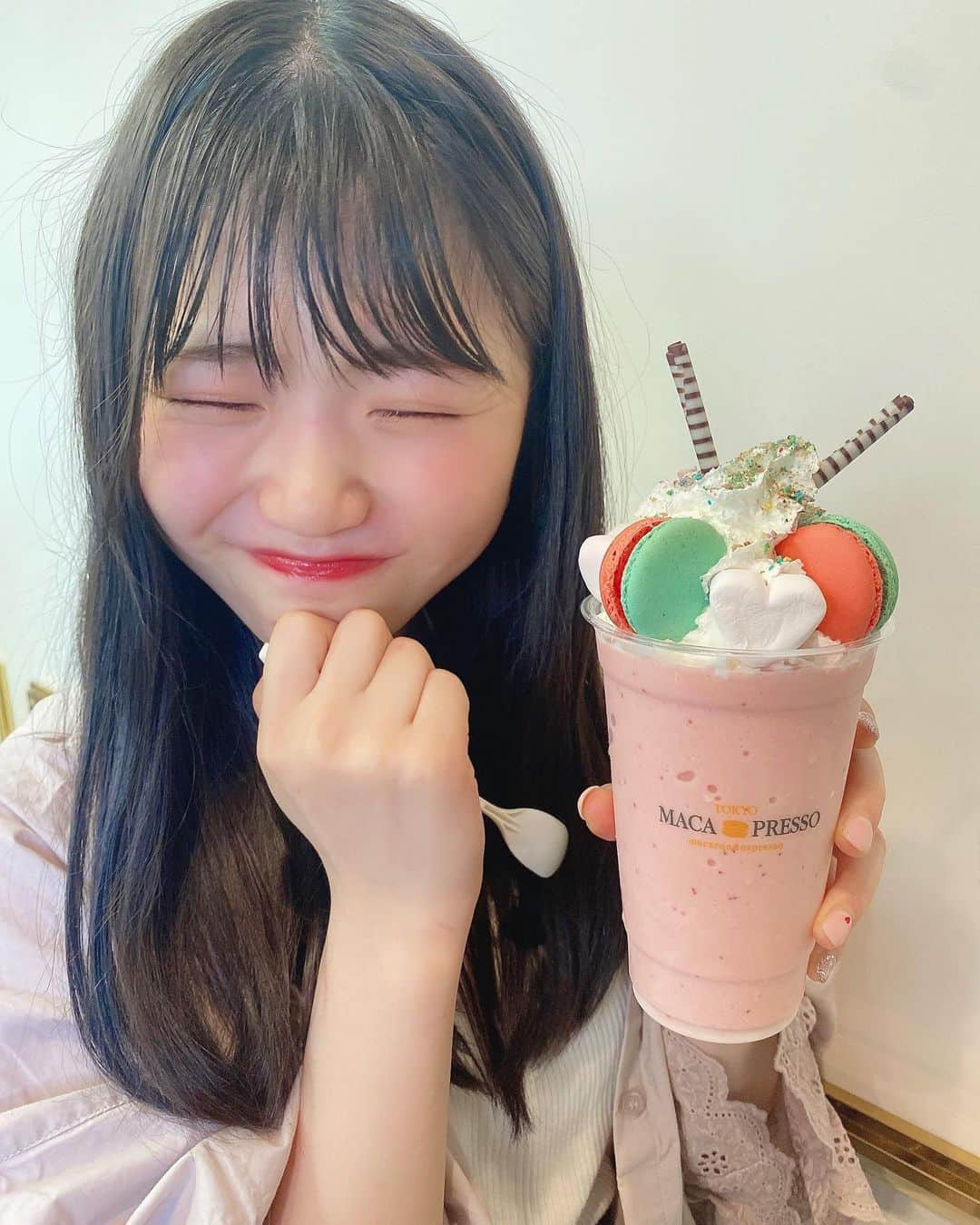 出口結菜さんのインスタグラム写真 - (出口結菜Instagram)「《🐙#鶴橋　#macapresso》﻿ ﻿ ﻿ 🍓ストロベリーマカチーノ（¥840）﻿ ﻿ ﻿ 鶴橋にできたトゥンカロンのお店😚💗﻿ ﻿ ﻿ ﻿ トゥンカロンはもちろん美味しいから食べようかと迷ってんけど、それよりも気になるものが🥺❕❕❕﻿ ﻿ ﻿ ﻿ ﻿ マカチーノ💗💗💗﻿ ﻿ ﻿ マカチーノの上に、﻿ ・イチゴマカロンアイスクリーム﻿ ・ベリーベリーマカロン﻿ ・マシュマロ﻿ ・マカロンフレーク﻿ ・生クリームなどなど﻿ ﻿ ﻿ 盛りだくさんに盛られてあるの🥰🥰🥰﻿ ﻿ ﻿ これは飲むしかない！って思って、﻿ ﻿ ﻿ でも、流石に胃もたれやばそうって思ったんやけど！﻿ ﻿ ﻿ ﻿ 下のマカチーノが、そこまで甘過ぎず、サラッとしてるの🤩💗﻿ ﻿ ﻿ 生クリームも甘いけどあっさりした生クリームで気持ち悪くならないし、﻿ ﻿ ﻿ 結構ジュース感覚で飲んでも飲めちゃうぐらい軽め！﻿  少し氷も入ってて、フロート感かも！ （冬は店内で飲むのがおすすめかな） ﻿ ﻿ でも肝心な、マカロンはしっかり甘くて、💗﻿ ﻿ しかも３つもはいってるの😚🤍﻿ ﻿ ﻿ ﻿ ﻿ これは全然リピートできる量😌✨✨﻿ ﻿ ﻿ インスタ映えもできるし、、﻿ 店内も韓国のカフェっぽくてオシャレでした！﻿ ﻿ ﻿ ﻿ 今回は鶴橋に行ってんけど、﻿ 東京や心斎橋にもあるから皆さんぜひっ！﻿ ﻿ ﻿ \次はオレオ味食べたい🤩✨/﻿ ﻿ ﻿ ___________________________________________﻿ ﻿ ❤️ 大阪府大阪市生野区桃谷駅3-8-11 ﻿ 💗鶴橋駅から🚶‍♀️20分﻿ 💛コリアタウンを進むとわかります！（看板ある！）﻿ 💚10時〜19時30分﻿ 💙不定休﻿ ___________________________________________﻿ ﻿ #鶴橋コリアンタウン #マカプレッソ  #トゥンカロン  #マカロン #ストロベリー #🍓 #鶴橋グルメ #鶴橋カフェ #カフェ #cafe #心斎橋カフェ #東京カフェ #韓国カフェ #韓国グルメ #韓国 #🇰🇷 #コリアタウン #甘いもの #甘党 #飲み物 #映え #映えスイーツ #インスタ映え  #instafood  #食べ物 #スイーツ#グルメ  #ラビグルメ」11月21日 21時15分 - yui_laby0622