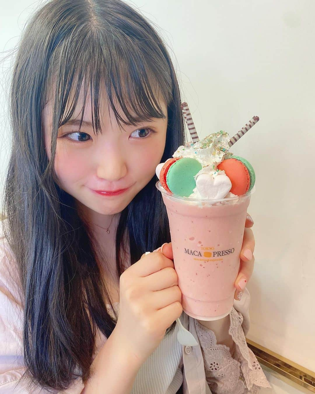 出口結菜さんのインスタグラム写真 - (出口結菜Instagram)「《🐙#鶴橋　#macapresso》﻿ ﻿ ﻿ 🍓ストロベリーマカチーノ（¥840）﻿ ﻿ ﻿ 鶴橋にできたトゥンカロンのお店😚💗﻿ ﻿ ﻿ ﻿ トゥンカロンはもちろん美味しいから食べようかと迷ってんけど、それよりも気になるものが🥺❕❕❕﻿ ﻿ ﻿ ﻿ ﻿ マカチーノ💗💗💗﻿ ﻿ ﻿ マカチーノの上に、﻿ ・イチゴマカロンアイスクリーム﻿ ・ベリーベリーマカロン﻿ ・マシュマロ﻿ ・マカロンフレーク﻿ ・生クリームなどなど﻿ ﻿ ﻿ 盛りだくさんに盛られてあるの🥰🥰🥰﻿ ﻿ ﻿ これは飲むしかない！って思って、﻿ ﻿ ﻿ でも、流石に胃もたれやばそうって思ったんやけど！﻿ ﻿ ﻿ ﻿ 下のマカチーノが、そこまで甘過ぎず、サラッとしてるの🤩💗﻿ ﻿ ﻿ 生クリームも甘いけどあっさりした生クリームで気持ち悪くならないし、﻿ ﻿ ﻿ 結構ジュース感覚で飲んでも飲めちゃうぐらい軽め！﻿  少し氷も入ってて、フロート感かも！ （冬は店内で飲むのがおすすめかな） ﻿ ﻿ でも肝心な、マカロンはしっかり甘くて、💗﻿ ﻿ しかも３つもはいってるの😚🤍﻿ ﻿ ﻿ ﻿ ﻿ これは全然リピートできる量😌✨✨﻿ ﻿ ﻿ インスタ映えもできるし、、﻿ 店内も韓国のカフェっぽくてオシャレでした！﻿ ﻿ ﻿ ﻿ 今回は鶴橋に行ってんけど、﻿ 東京や心斎橋にもあるから皆さんぜひっ！﻿ ﻿ ﻿ \次はオレオ味食べたい🤩✨/﻿ ﻿ ﻿ ___________________________________________﻿ ﻿ ❤️ 大阪府大阪市生野区桃谷駅3-8-11 ﻿ 💗鶴橋駅から🚶‍♀️20分﻿ 💛コリアタウンを進むとわかります！（看板ある！）﻿ 💚10時〜19時30分﻿ 💙不定休﻿ ___________________________________________﻿ ﻿ #鶴橋コリアンタウン #マカプレッソ  #トゥンカロン  #マカロン #ストロベリー #🍓 #鶴橋グルメ #鶴橋カフェ #カフェ #cafe #心斎橋カフェ #東京カフェ #韓国カフェ #韓国グルメ #韓国 #🇰🇷 #コリアタウン #甘いもの #甘党 #飲み物 #映え #映えスイーツ #インスタ映え  #instafood  #食べ物 #スイーツ#グルメ  #ラビグルメ」11月21日 21時15分 - yui_laby0622