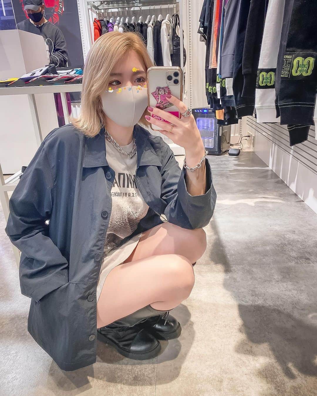DJ CHI☆MEROのインスタグラム：「🥳 . オンラインでSALE始まります✨ 欲しかったあのアイテムを手に入れるチャンス！  11/22(日) AM11:00 最大60%OFF! BLACK FRIDAY SALE オンラインストアにて開催。  _________________________________ ﻿T.C.R BY TOUCHER ONLINE BLACK FRIDAY SALE  11/22(日) AM11:00スタート  最大60%OFF BLACK FRIDAY SALE 年に一度のスーパーディール 最新2020AWからアーカイブアイテムまで特別プライスにてお買い求め頂けます。  11/29(日) PM11:59まで  是非このチャンスをお見逃しなく皆様のご来店お待ちしております  ※セール期間中は大変込み合いますので、出荷に遅れが出る場合がございます。  オンラインストア↓ https://the.tcrbytoucher.online/  @tcr_by_toucher_official  _________________________________  #tcrrbytoucher #ラッパー #hiphop #原宿 #blackfriday #taiikezawa #ブラックフライデー #ストリートファッション#dj　#フリースタイルティーチャー #sale #japan #harajuku #house #セール #ヒップホップ #cafe #latteart #fashion #tokyo #club #rap #music #東京 #shibuya  #ラップ #SALE #ootd #outfit #ラフォーレ原宿」