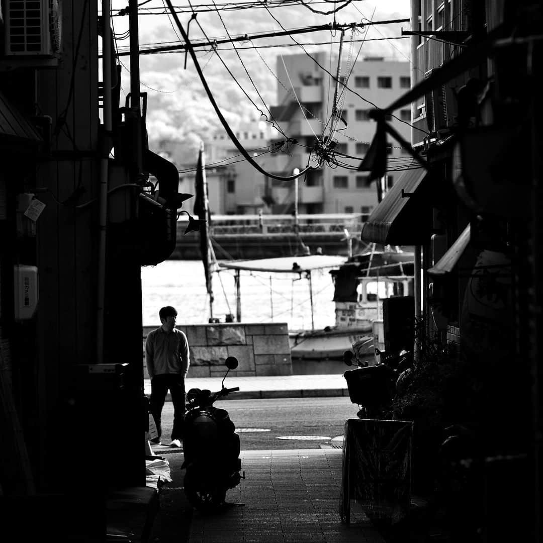naotakeのインスタグラム：「路地 - An alley / D810 & Snapseed, 20201122 . . 休日出勤の一日。いろいろあった。 . . #spicollective #royalsnappingartists #infamous_family #rsa_main #infinity_photo_cult #2_fineart #jp_gallery_member #jp_gallery_bnw #trb_bnw #wp_bnw  #bnw_life #bnwlife_member #bnw_life_shots #bnw_captures #world_bnw #top_bnw #team_jp_ #team_jp_モノクロ #ig_energy_bw #ig_nihon #streetphotographybnw #igersjp #blackandwhite #bnw #bnwphoto #monochrome #bw #bnwphotography #nikon #d810」