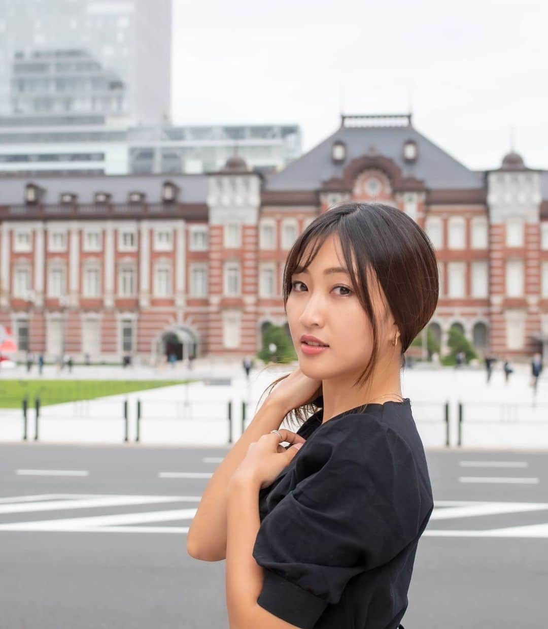 上枝恵美加さんのインスタグラム写真 - (上枝恵美加Instagram)「Tokyo station: La estación de Tokio (no parece muy japonesa pero es muy bonita para hacer fotos!!)  Very busy days in Tokyo (recording everywhere).  映画撮影2本、YouTube撮影数本、写真撮影、イベントなどのスケジュールの中、実は友達と東京・千葉・横浜へ遊びに行っていたという、怒涛の東京1週間もとても楽しかったです😂 途中で大阪に戻ってNMBの10周年ライブみて☺️ 私はやっぱり動き回ってるのが性に合うというか…逆に落ち着くんです☺︎ ただ、食べ過ぎました🐷  ． 大阪での別途の撮影の前に @atelier.ruban.osaka さんで 顔のハイフしてもらって ケアもして頂きました😂  ． #日本振り返り投稿 ． ． Photo by @ttoru1006  at Tokyo station」11月21日 21時19分 - emika_kamieda