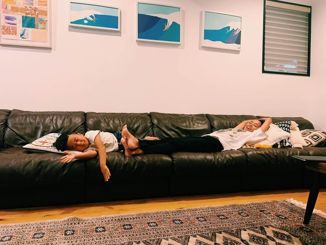 渋木さやかのインスタグラム：「💤⠀ 赤ちゃんの頃からドングリの寝顔、 つぶれたまんじゅうみたいで可愛いんだよね~ ⠀ 今日、車でお出かけ中、道っぱたで自転車ごと転んで泣いてた少年がいたの。それを見た夫は車から飛び出してその子のヒザの血を拭いて励ましてた。 ⠀ ...祈りたい気持ちになった。私たちがいなくなっても、ドングリがくじけたときに優しく声をかけてくれる人がいますように。 ⠀ 優しさのバトンがリレーみたいに、大人にも子供にも世界中にも回っていきますように。そんな三連休の一日目。 ⠀ ⠀ #ヨガメモbysaya  ⠀⠀」