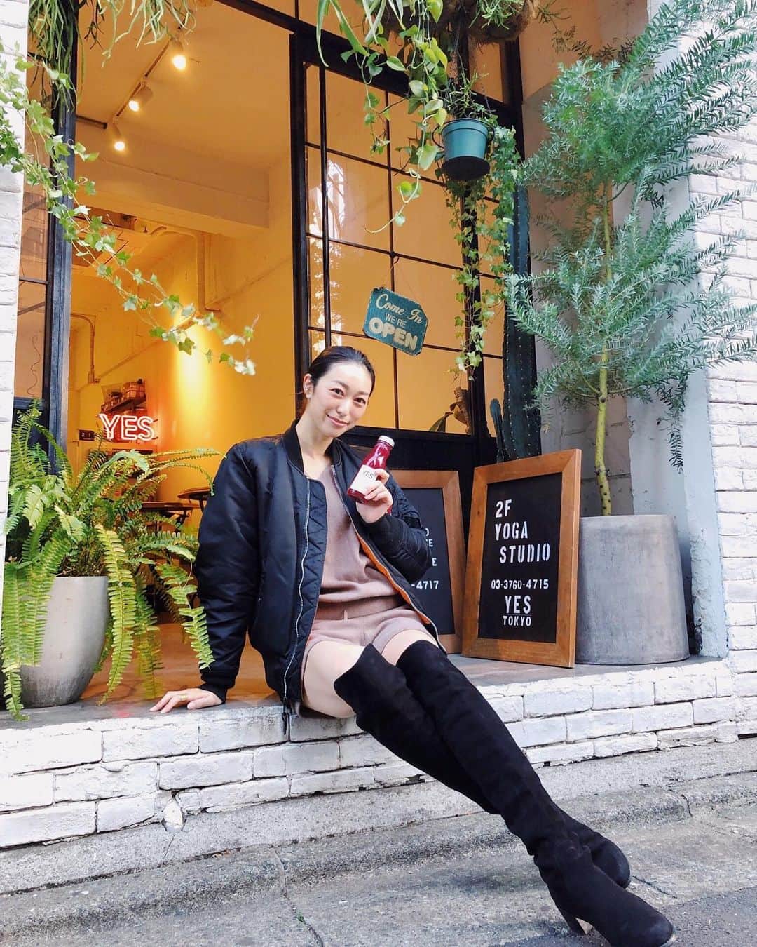 熊澤枝里子のインスタグラム：「Today's  Saturday Pilates!!  今日も暖かかったので、柔らかな着心地で気に入っている @nergyjapan のニットとショートパンツのセットアップでスタジオへ。  着心地が良くルームウェアとしても着れるけど、可愛いから外着として着たかった😚💕 足が出すぎは恥ずかしい&寒いので、ニーハイブーツで😌  スタジオがある @yestokyo のジュースも美味しいよ😋👍 ・ ・ ・ #サタデーピラティス  #pilates #pilateskumako #ピラティス　#クマピラ #土曜日のクマピラコーデ」