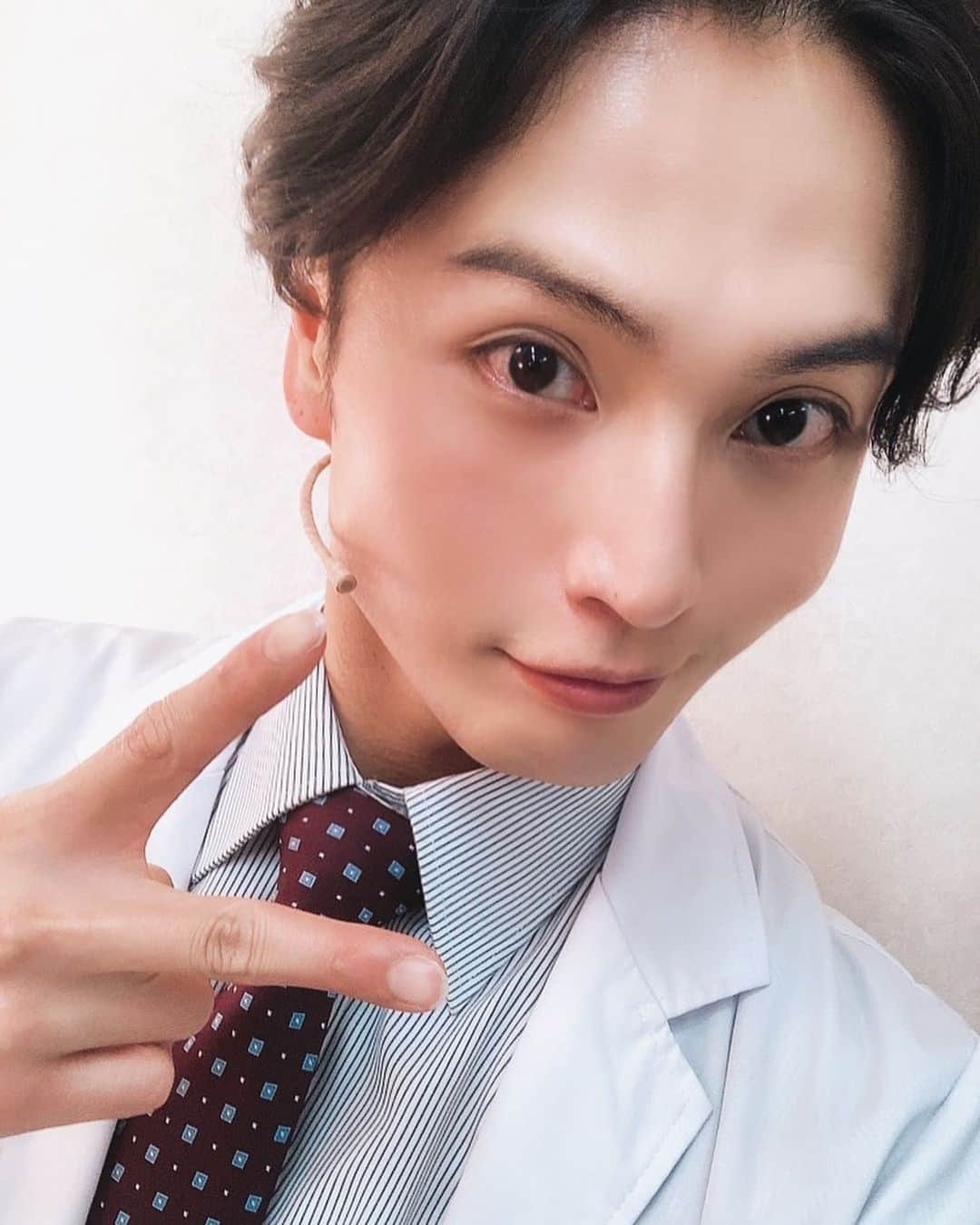 友常勇気さんのインスタグラム写真 - (友常勇気Instagram)「Thank you for coming🤗✨ 2 days left😳💦💦 I'll do my best tomorrow(๑•̀ㅁ•́ฅ✧  #ハンズアップ #本日も無事に終了 #ご来場 #誠に #ありがとう御座いました #残り2日 #バシッと生きます そして、 一足先に #寺坂尚呂己  千秋楽‼️‼️ ひろきお疲れ様よーん☺️💓」11月21日 21時24分 - yuki_tomotsune