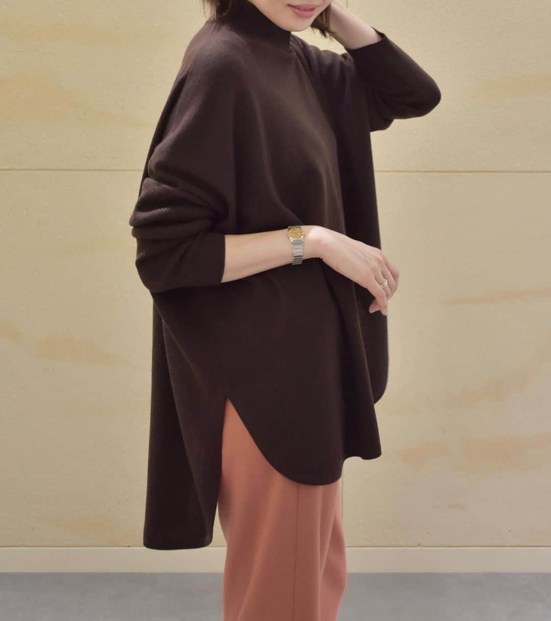 のインスタグラム：「［NEW ARRIVAL］﻿ ウール素材の新作ポンチョニット。﻿ エクストラファインメリノを使用した滑らかな肌触り。﻿ ﻿ 暖かみのあるブラウンは女性らしく柔らかな印象に。﻿ ﻿ Model:164cm Size 38﻿ ﻿ ﻿ ［Information］﻿ ただ今APP・オンラインストア会員限定で対象商品が10%OFFになる〈MEMBERS FAIR〉を開催中。﻿ ﻿ 詳しくはプロフィールリンクをチェック。﻿ @theory_luxe_official ﻿ ﻿ #theoryluxe #セオリーリュクス」