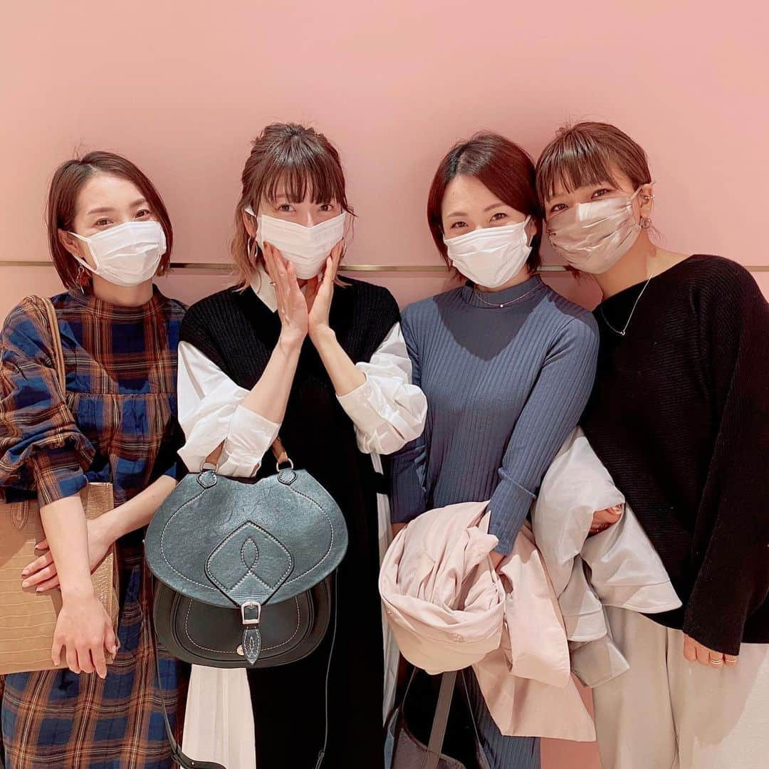 Remiさんのインスタグラム写真 - (RemiInstagram)「beauty care with girls🌹 久しぶりの集合で美容day💓 クリニックで各自治療をしてから、フルーツサロンでスイーツを楽しむという、新しいスタイルの大人女子会💆🏼‍♀️🍨  銀座にある美の複合施設 @bcginza へ🤍 元々クリニックで院長をしていた @kobayashi.t_derm に施術してもらって以来なので、今回もIPL(セレックV)というシミ治療をしてもらいました。前回もかなり効果を感じたので今回も楽しみ✨  フルーツサロンでは、栄養豊富なぶどうのパフェセットで内側からきれいに🍇✨  普段から連絡はとっているけど、久しぶりに会って、近況報告やたわいもない話で沢山笑ってしっかりリフレッシュできました☕️ みんなの美の知識が凄すぎてメモしまくり。 美容に目覚めた1日でした🧏🏼‍♀️  #美容day #大人女子会 #あいのり女子会 #bcginza #beautyconnectionginza  #美容クリニック @bcginza_clinic  #フルーツサロン @bcginza_fruits」11月21日 21時24分 - remi_912