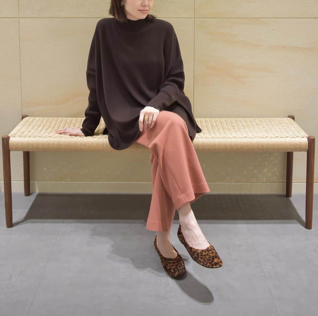 のインスタグラム：「［NEW ARRIVAL］﻿ ウール素材の新作ポンチョニット。﻿ エクストラファインメリノを使用した滑らかな肌触り。﻿ ﻿ 暖かみのあるブラウンは女性らしく柔らかな印象に。﻿ ﻿ Model:164cm Size 38﻿ ﻿ ﻿ ［Information］﻿ ただ今APP・オンラインストア会員限定で対象商品が10%OFFになる〈MEMBERS FAIR〉を開催中。﻿ ﻿ 詳しくはプロフィールリンクをチェック。﻿ @theory_luxe_official ﻿ ﻿ #theoryluxe #セオリーリュクス」