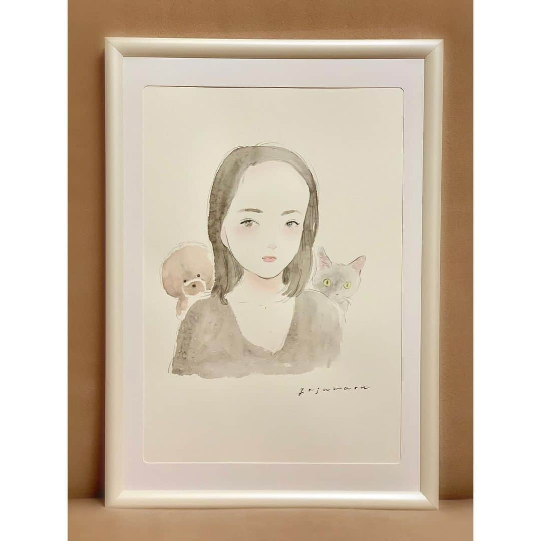 松浦雅さんのインスタグラム写真 - (松浦雅Instagram)「イラストレーターのがじゅまるさんに お願いして、似顔絵を描いて頂きました…！ レオとトニーまで描いて頂いて、ほんっとに嬉しいです。 早速額装して、飾りました🐩🐈 ありがとうございました♡  がじゅまるさんの作品、とっても魅力的なので ぜひ皆さん観てみてくださいね。 グッズはもちろん、 時々似顔絵オーダーも受けられているので、是非…！  @gaju__maru  #がじゅまる さん #イラストレーター #似顔絵」11月21日 21時25分 - m.miyabi614