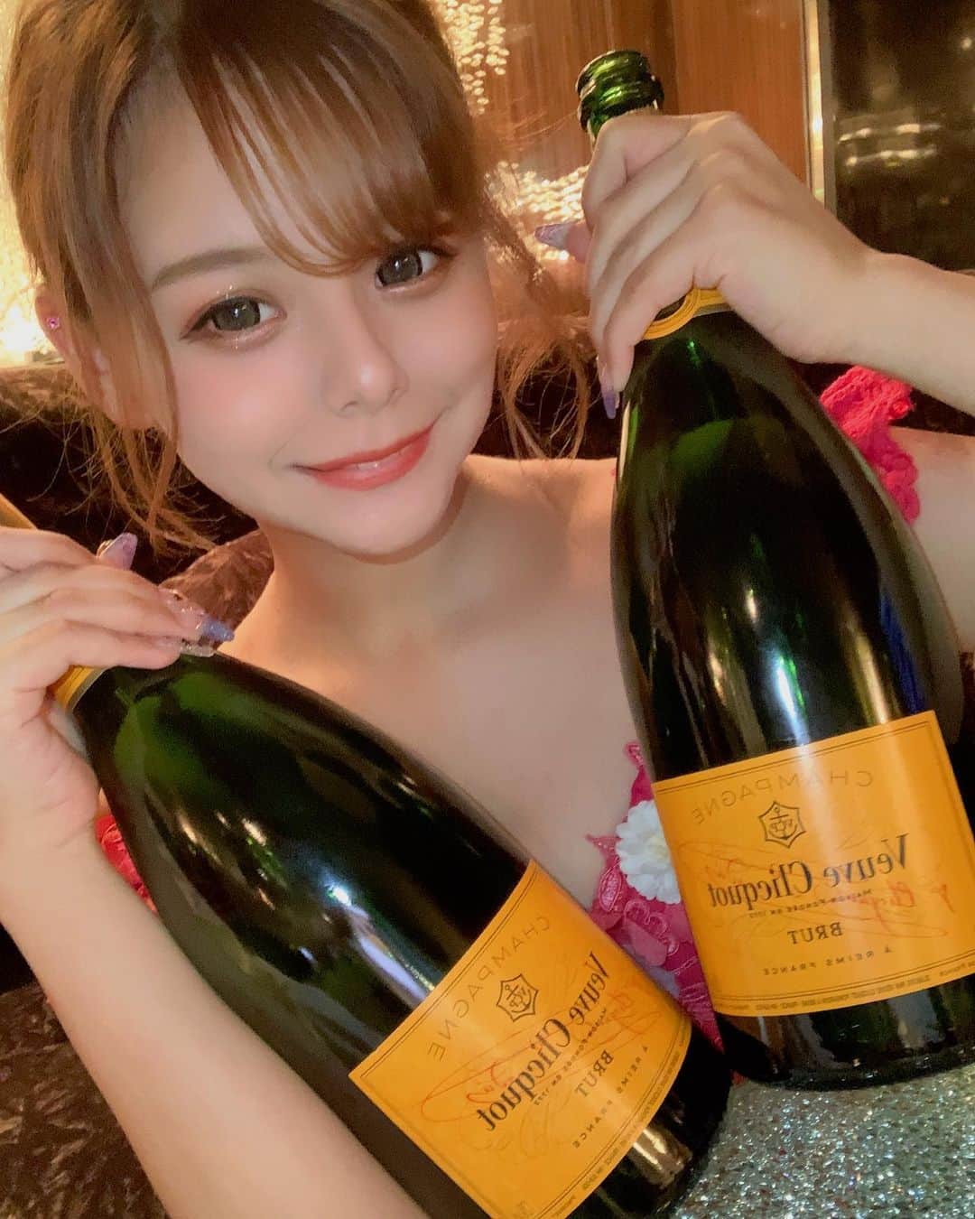 MIAのインスタグラム：「ヴーヴマグナム🧡 普通のシャンパンの2本分😳 ひぇぇ . . . #キャバ嬢 #キャバクラ #歌舞伎町 #すすきの#ミナミ #中洲 #ダンサー  #ショーパブ  #プリティーウーマン #プリティーウーマンみあ」