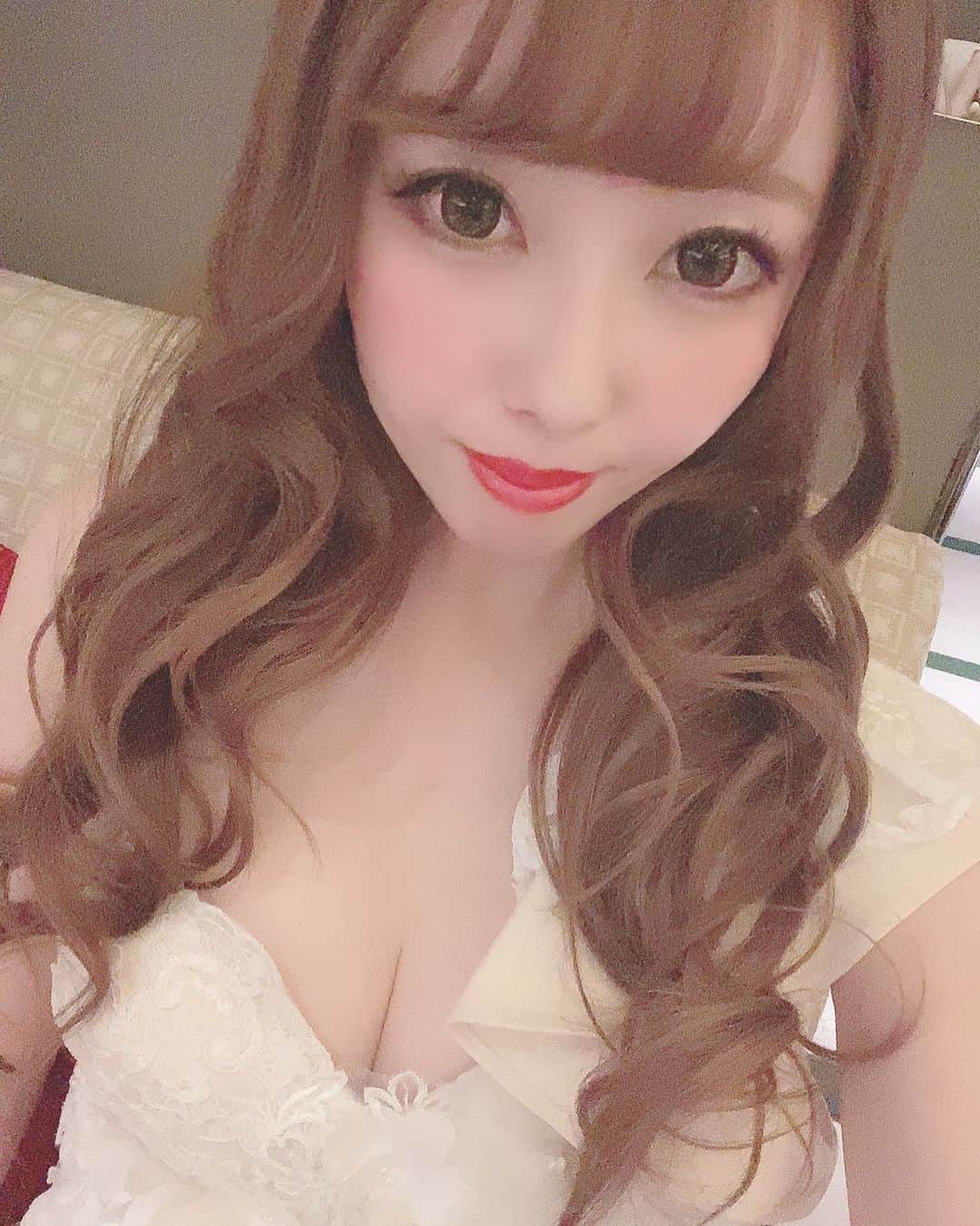ゆんのインスタグラム：「🌟 . 最近ずっと巻きおろし👸🏼 . #ガーデン #ガーデン川崎 #川崎 #横浜 #新宿 #歌舞伎町#六本木 #銀座 #名古屋 #ミナミ #北新地 #神奈川 #すすきの #キャバクラ #キャバ嬢 #ガールズバー #シャンパン  #水商売 #夜職 #キャバ嬢メイク #キャバ嬢ヘアメイク #キャバドレス #ドレス #いいね返し  #ポケパラ #ポケパラ関東」
