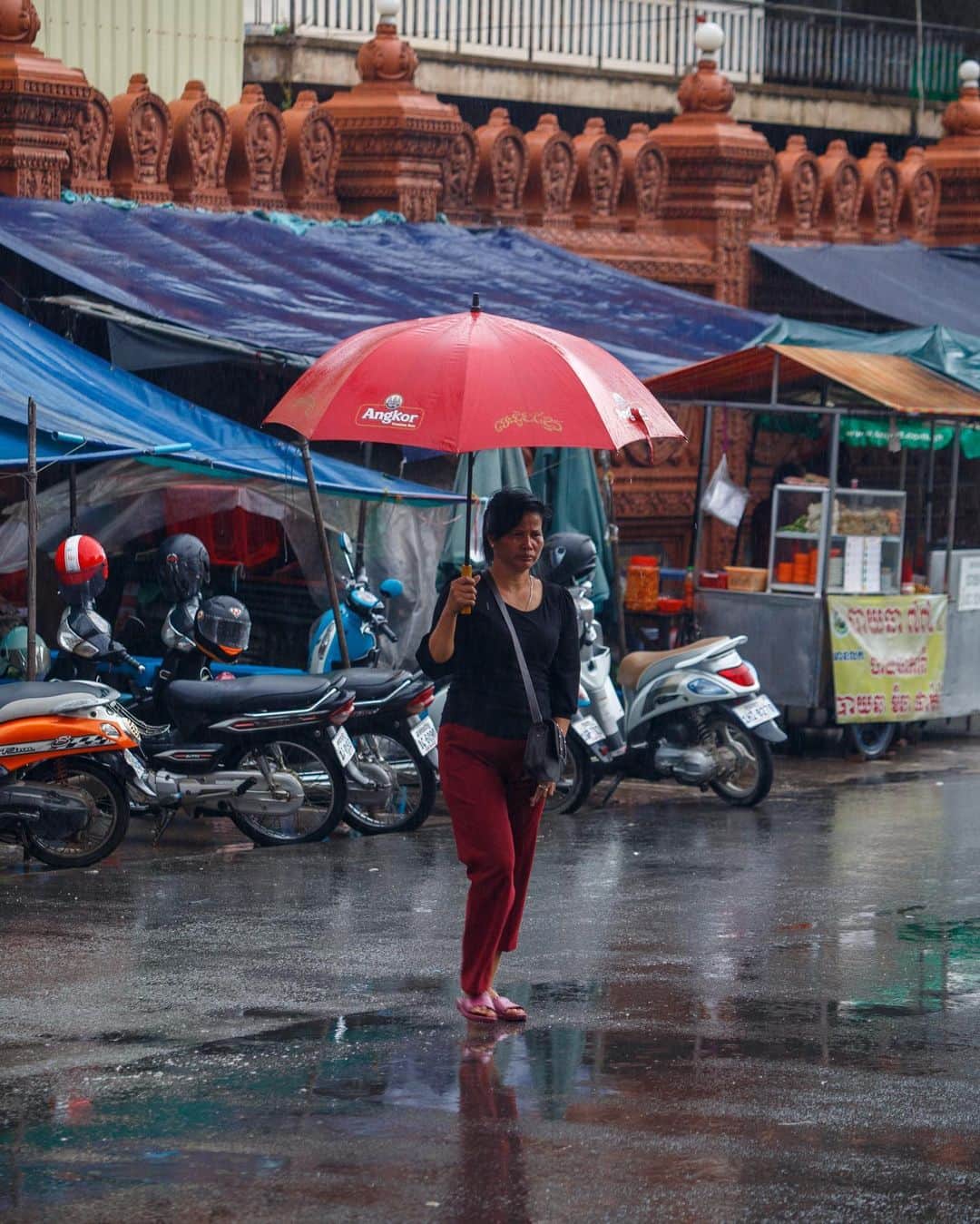 Shunsuke Miyatakeのインスタグラム：「Heavy rain in the transitional time between rainy season and dry season, Phnom Penh, Cambodia」