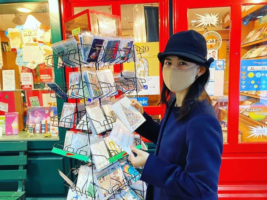 中江有里さんのインスタグラム写真 - (中江有里Instagram)「フランスの書店にて。。。と言ってみたかっただけです。  ここは日本のアンスティチュ・フランセ東京。 レティシア・コロンバニさんとのオンライン対談のために訪ねました。  入り口の書店で売っているカードのかわいさに思わず足を止まってしまい吟味。 日本では見かけないデザイン、イラストが本当に素敵で、いくつか買い求めました。  対談は想像以上に楽しく、充実した1時間半になりました。 司会を務めてくださった浜田敬子さんに感謝。  フランス語と日本語、通訳を挟んだ対談、その上オンラインなので、どうなるのだろうと不安もありましたが、始まってみたらあっという間に距離は縮まりました。 心が通じているという実感がありました。 通訳さんのおかげです。  不安な時期に会場までお運びくださった皆さん、オンライン視聴してくださった皆さん、本当にありがとうございます😊  #中江有里」11月21日 21時40分 - yurinbow1226