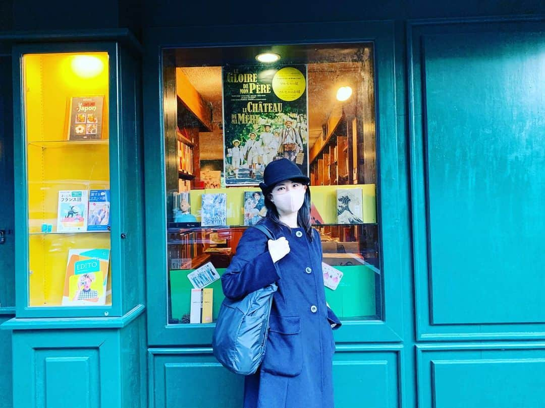 中江有里さんのインスタグラム写真 - (中江有里Instagram)「フランスの書店にて。。。と言ってみたかっただけです。  ここは日本のアンスティチュ・フランセ東京。 レティシア・コロンバニさんとのオンライン対談のために訪ねました。  入り口の書店で売っているカードのかわいさに思わず足を止まってしまい吟味。 日本では見かけないデザイン、イラストが本当に素敵で、いくつか買い求めました。  対談は想像以上に楽しく、充実した1時間半になりました。 司会を務めてくださった浜田敬子さんに感謝。  フランス語と日本語、通訳を挟んだ対談、その上オンラインなので、どうなるのだろうと不安もありましたが、始まってみたらあっという間に距離は縮まりました。 心が通じているという実感がありました。 通訳さんのおかげです。  不安な時期に会場までお運びくださった皆さん、オンライン視聴してくださった皆さん、本当にありがとうございます😊  #中江有里」11月21日 21時40分 - yurinbow1226