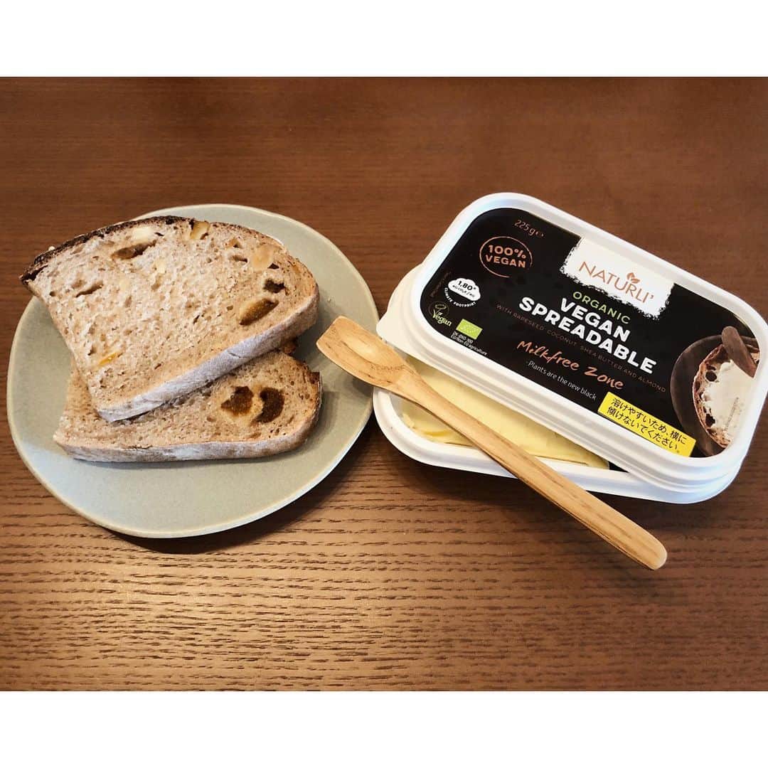 太田彩乃のインスタグラム：「パン好きの私にはとっても嬉しいvegan spreadable🧡 もはや普通のバターより味が好きでリピート中。 . . #vegan #veganspreadable #ヴィーガンバター #organicfood #プラントベース #フレキシタリアン #パン好き @bio_c_bon_japon @alishanorganic」