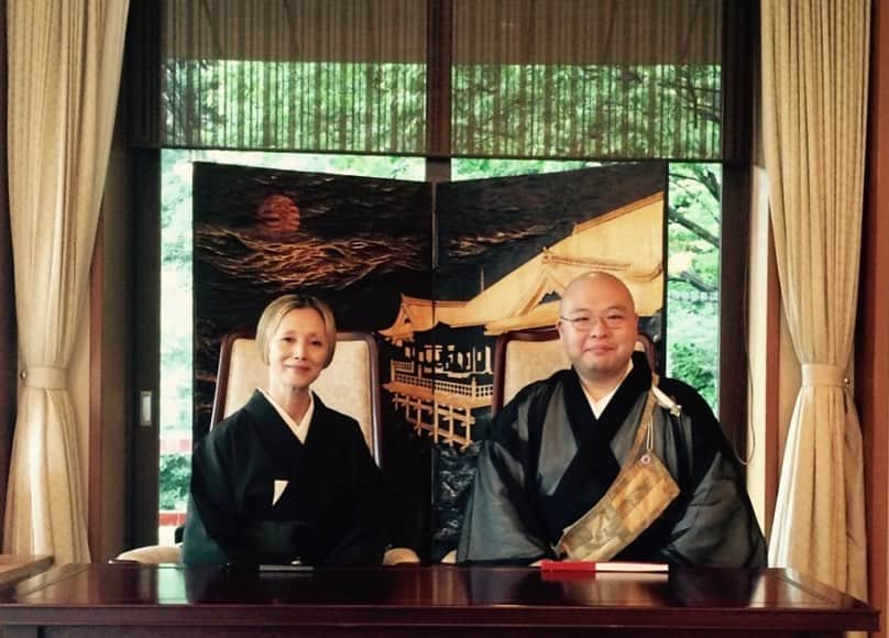 夏木マリさんのインスタグラム写真 - (夏木マリInstagram)「清水寺 奉納パフォーマンスは、 清水寺 執事補 森清顕師の 声明と、 マリナツキテロワール、 メンバーのダンスが経堂の中で響き合います.......  今年は、どちらからでも ご覧いただけます。  配信:  夏木マリ公式YouTube チャンネル https://www.youtube.com/c/marinatsukiofficialchannel  PLAY × PRAY  第七夜 配信  2020年11月28日(土)  20:45配信開始(21:00より奉納パフォーマンス)    MNT マリナツキテロワール  川本裕子、山﨑麻衣子、 小島功義、 城俊彦、牟田のどか、 岩崎未来、二ノ戸新太   Special thanks dancer 小野麻里子  #プレミア公開 #NATSUKIMARIFESTIVALinKYOTO2020 #OneofLoveプロジェクト #kiyomizudera  #kyoto」11月21日 21時52分 - mari_natsuki