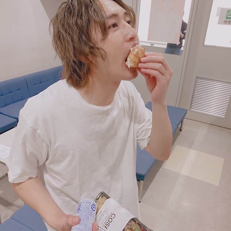 松本岳のインスタグラム：「本日も2公演ありがとうございました！ 明日も2公演です。 足元、口元に気をつけて来てね🤤」