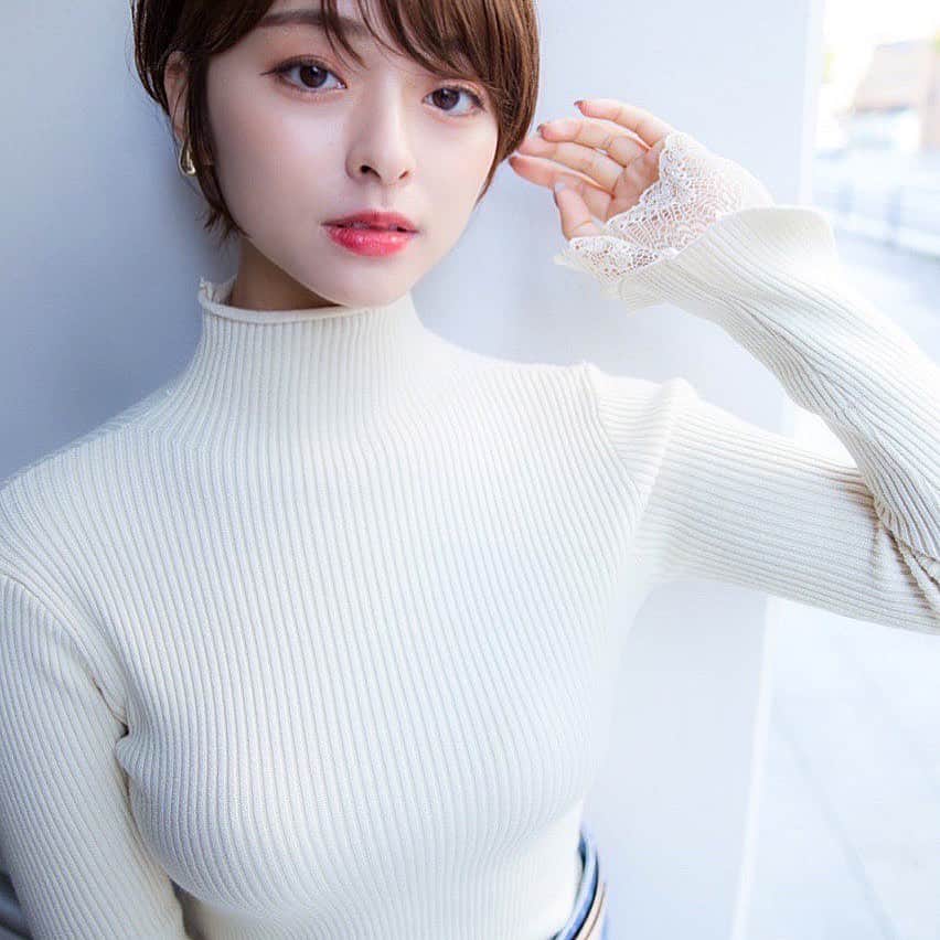 かおりのインスタグラム：「・ ・  袖のレースが可愛い🥰  一眼レフで撮ってもらうと カメラ欲しくなる📸  #レース　#一眼レフ」