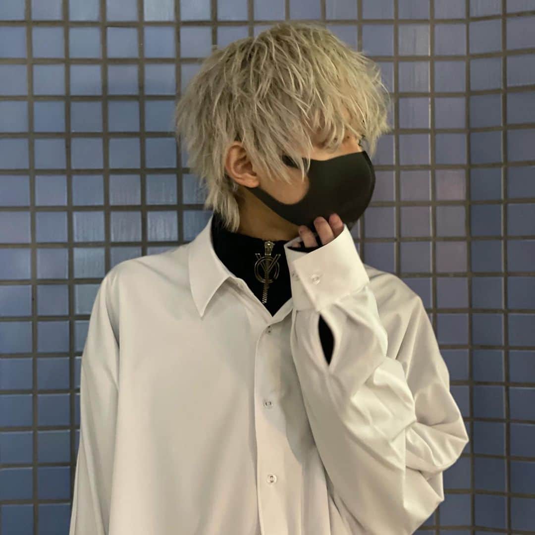 なおさんのインスタグラム写真 なおinstagram 横向きがち 横顔 どこ見てる 金髪 ハイトーン 無造作ヘア メンズアイドル 地下アイドル ウルフヘア 青色 青色担当 美男美女と繋がりたい 雰囲気推してください 雰囲気 自撮り Iphone ポート