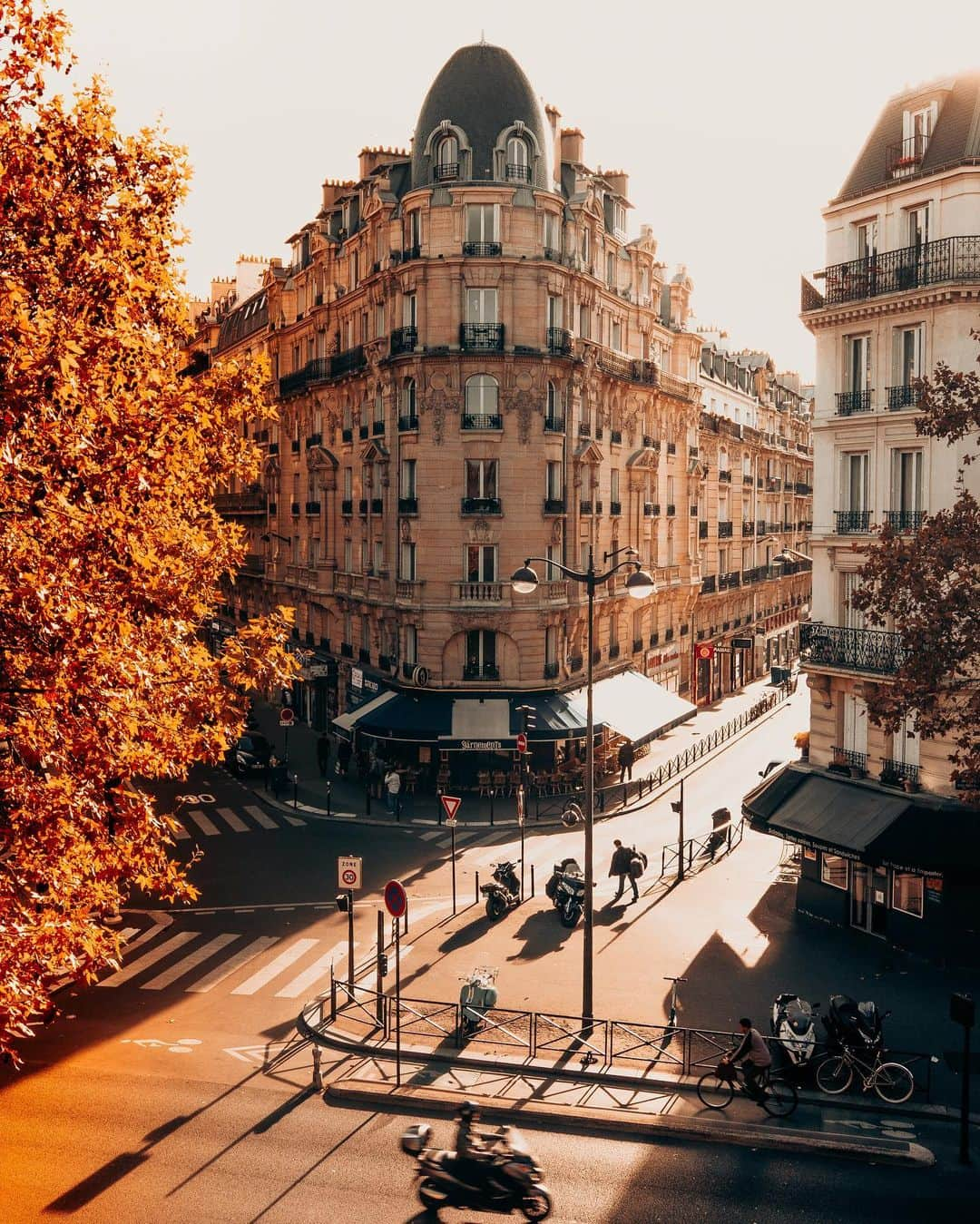 jeffさんのインスタグラム写真 - (jeffInstagram)「Paris était une fête! Bonjour Tristesse! Comme si ça ne suffisait pas toutes ces mesures sanitaires qui nous paralysent, cette économie qui balbutie et fait des victimes; il y a quelques jours ça réclamait à cor et à cri la liberté d’expression et de la presse, on était Charlie. Et aujourd’hui comme atteint de schizophrénie ou juste victime d’une hypocrisie qui ne dit pas son nom, c’est la liberté de la presse qui est remise en question dans un silence assourdissant de ceux qui étaient prêt à battre le pavée pour défendre la liberté. Mais quelle liberté? En quelques semaines, cette attitude contradictoire porte à questionnement sur ce qui nous motive profondément dans ce pays. Soutien aux journalistes et pas que... #loisécuritéglobale #floutage #stoploisécuritéglobale」11月21日 21時49分 - jeffonline