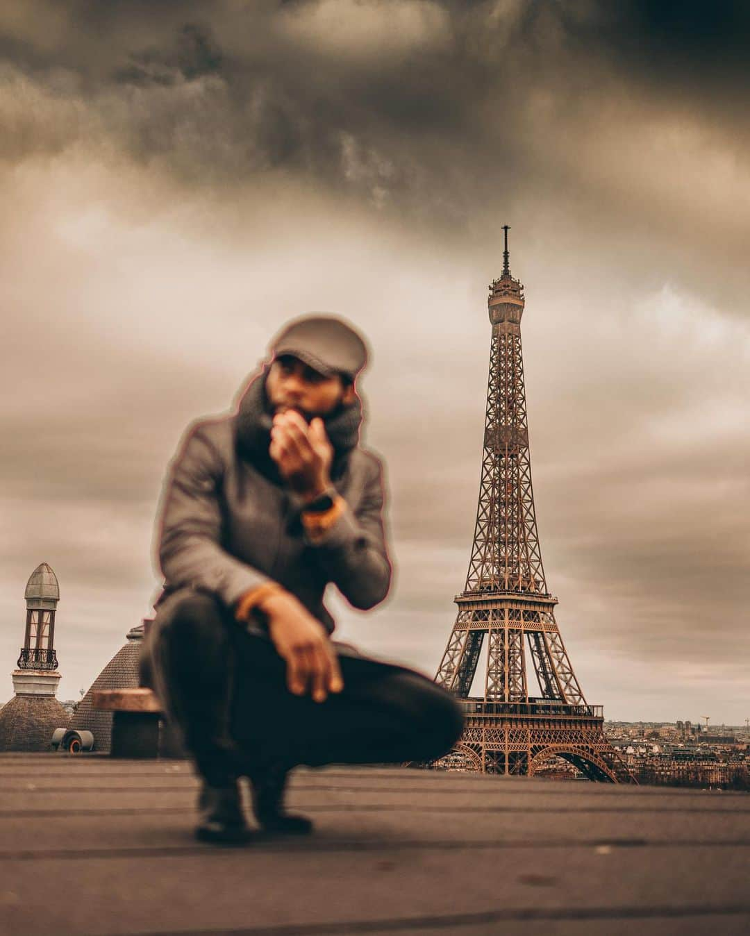 jeffのインスタグラム：「Paris était une fête! Bonjour Tristesse! Comme si ça ne suffisait pas toutes ces mesures sanitaires qui nous paralysent, cette économie qui balbutie et fait des victimes; il y a quelques jours ça réclamait à cor et à cri la liberté d’expression et de la presse, on était Charlie. Et aujourd’hui comme atteint de schizophrénie ou juste victime d’une hypocrisie qui ne dit pas son nom, c’est la liberté de la presse qui est remise en question dans un silence assourdissant de ceux qui étaient prêt à battre le pavée pour défendre la liberté. Mais quelle liberté? En quelques semaines, cette attitude contradictoire porte à questionnement sur ce qui nous motive profondément dans ce pays. Soutien aux journalistes et pas que... #loisécuritéglobale #floutage #stoploisécuritéglobale」