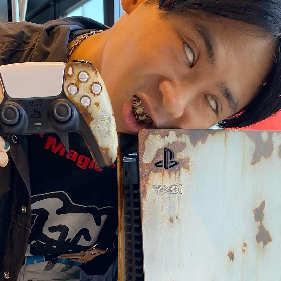 オカモトレイジのインスタグラム：「"Vintage PS5 from 2077" Our next project @hitsuji_complex   #playstation #playstation5 #ps5 #ratstyle #art #錆加工 #松本ツキ板」