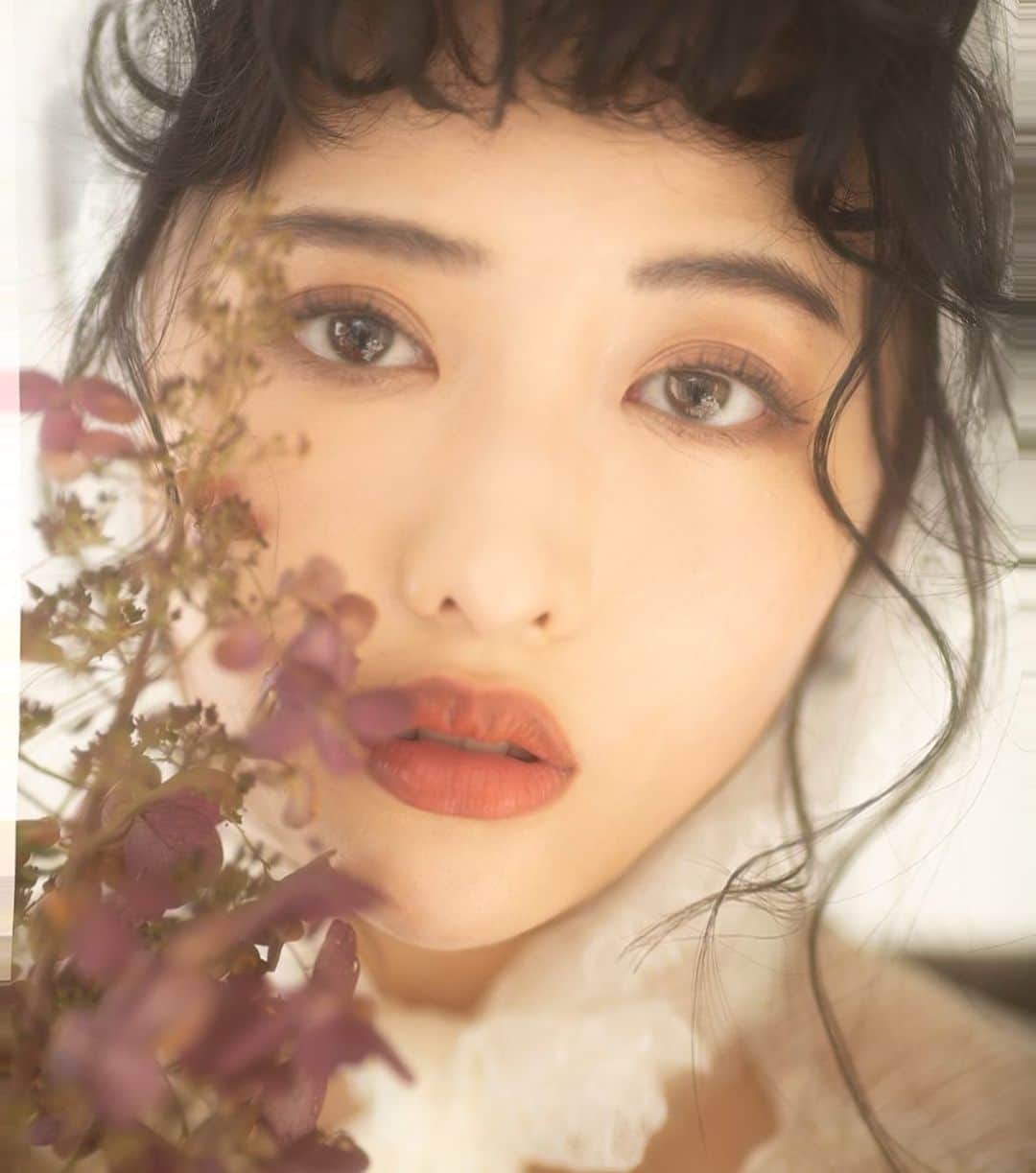 のインスタグラム：「片方だけひょっと眉毛上がっちゃうタイプ。 ドアップ失礼します🌟🌟  📷@bunbun_1031 💄@_shiii11o」