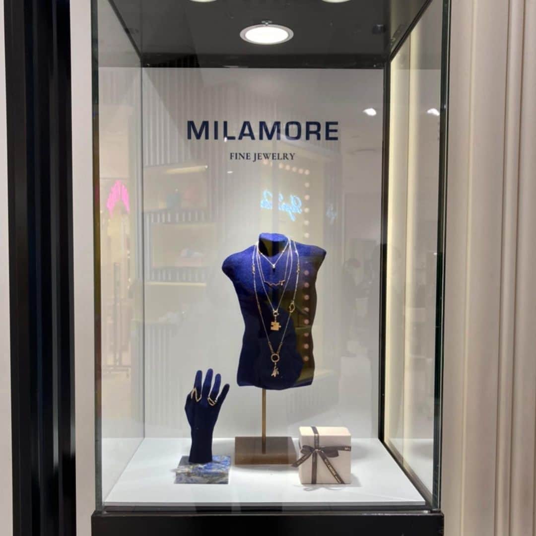 稲木ジョージのインスタグラム：「@milamorejewelry 👏 伊勢丹新宿でのポップアップディスプレイがかなり好きでアガる🤯🔥@milamore_japan 🇯🇵 11月24日まで」
