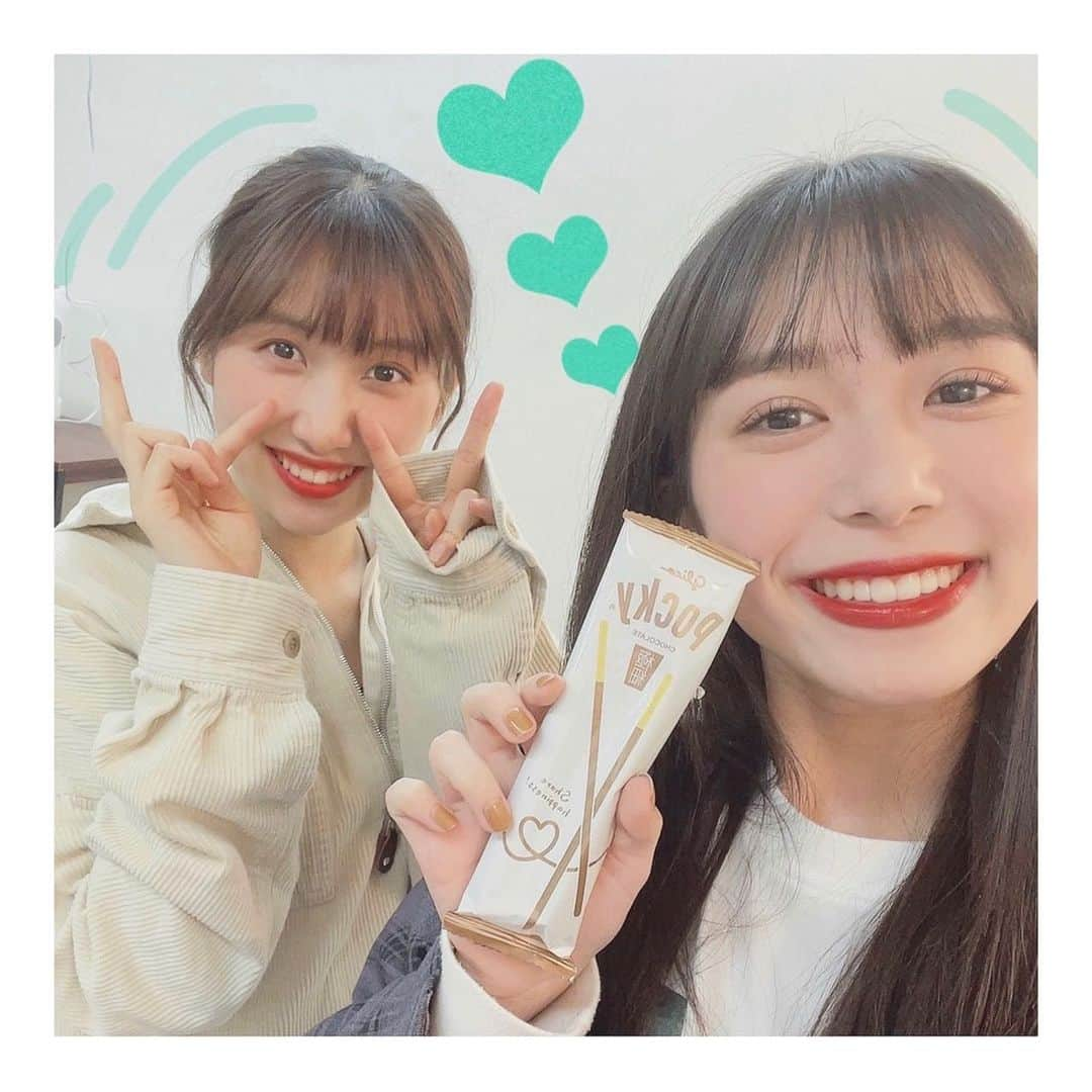 井上玲音さんのインスタグラム写真 - (井上玲音Instagram)「･ 佐藤さんがポッキーくれました💚 ･ れっつしぇあはぴ！ ･ チョコがついてるお菓子って、だいたい美味しいよね☺️ ･ #Pocky #ポッキーの日 #なんちゃって #1121 #juicejuice #井上玲音」11月21日 22時01分 - rei_inoue.official