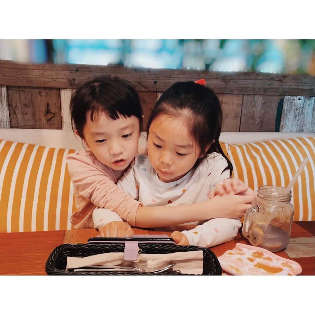 EMIのインスタグラム：「⭐︎ 大好きなお友達と♡ ランチ→公園 母達は止まらないお喋り… 永遠に話せるわ…と思った今日この頃でしたw 可愛い2人☺️」