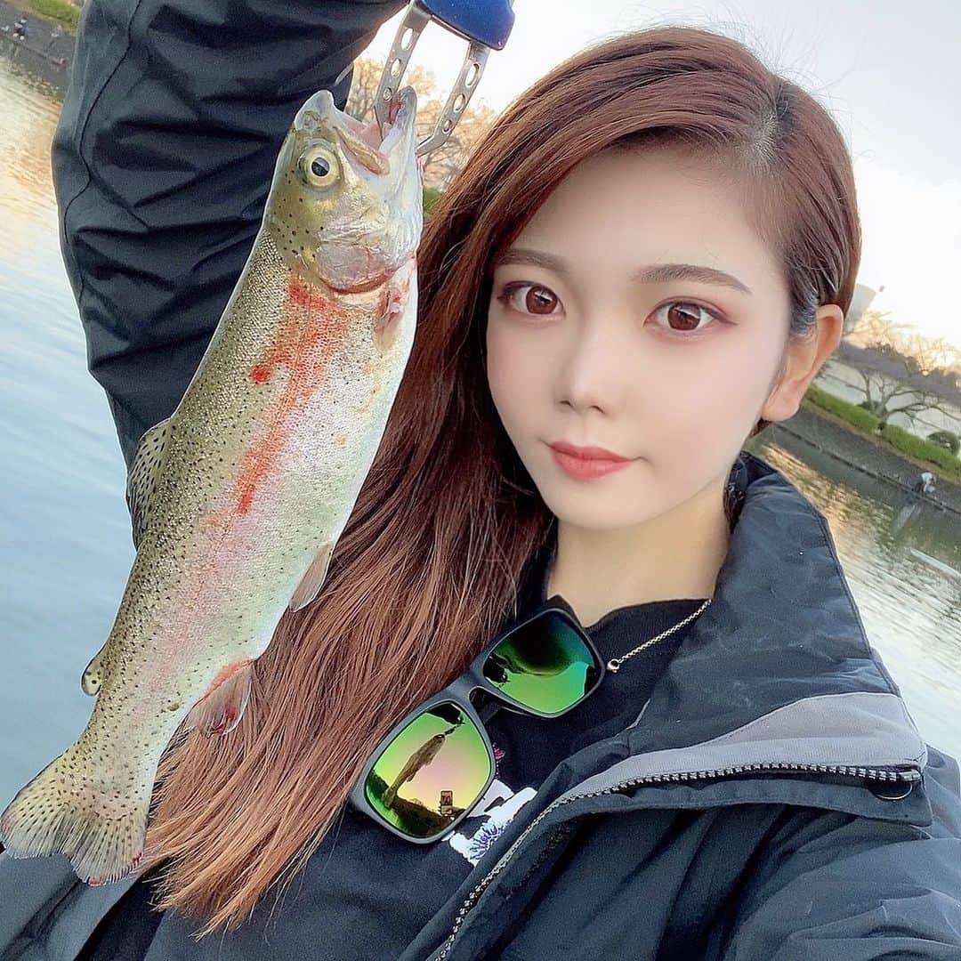 のインスタグラム：「トラウトも楽しい‪🎣‬🔥 海での船釣りは体力使うけど、こっちはのんびりまったりって感じ😂 ・ ・ ・ #釣り #釣りガール #釣り女子 #釣り好き #釣り好きな人と繋がりたい #釣り初心者 #スノボ女子#スノボー女子 #スノーボード女子 #ツリジョ #釣果 #釣果情報  #フィッシングガール #アウトドア女子 #アウトドア  #トラウト  #バス釣り #ニジマス #トラウトフィッシング #トラウトルアー #トラウトロッド #トラウト釣り #ニジマス釣り #管釣り #東山湖フィッシングエリア」