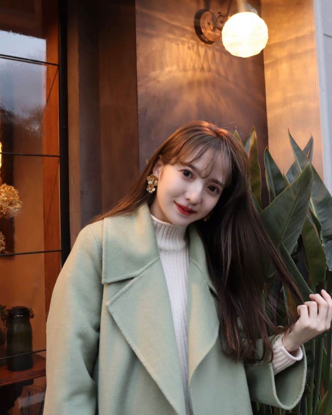 平木愛美のインスタグラム：「hello Saturday🌞  ぽかぽかと気持ちいい土曜日。  先週の週末は、式場を観に行ったり🤍  おとといはコラボアクセサリーの撮影をしたり、アクティブな臨月妊婦です🕊⚪️笑  実はこのピアスもコラボアイテムの３型のうちのひとつ💕 （イヤリングも選べるよ☺︎）  pierce / @lilasmillesime_official 💎💠 ※pearl shower pierce12月上旬発売予定」