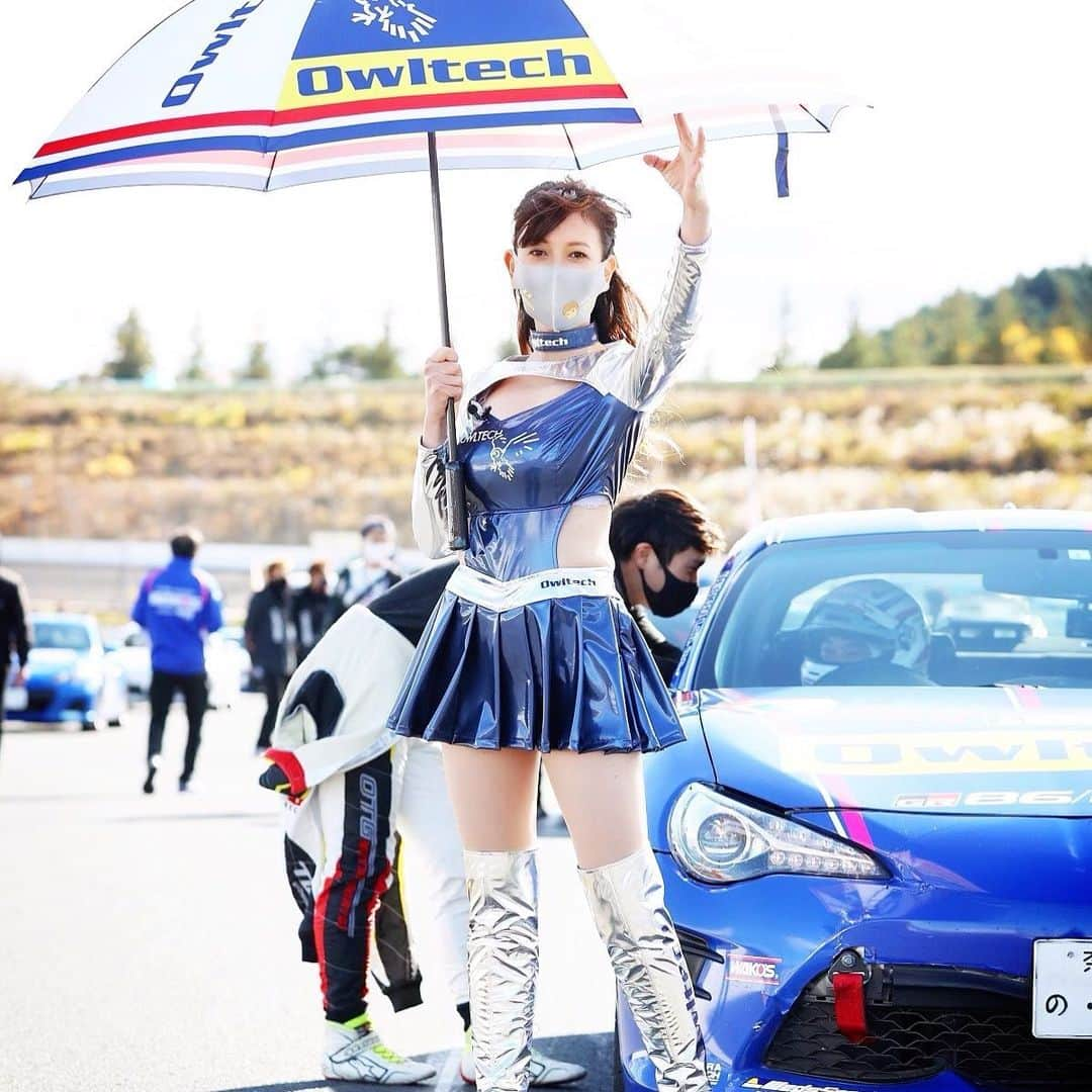 大原かおりさんのインスタグラム写真 - (大原かおりInstagram)「ツインリンクもてぎで開催された86/BRZ Raceで 無事にレースクイーンデビューを果たしました😆💖 チームスポンサーのオウルテックさん @owltech0303 プロレーシングドライバー脇阪寿一さん @juichiwakisaka  一緒にOwltech Ladyを務めた武田美憂ちゃん @takedamiyu_ ポージングを教えてくれた藤木由貴ちゃん @yuki.grm YouTubeの撮影で早朝から参戦してくれた シャバダバふじさん @shabadabafuji  メイクの真奈美さん @manami_hmclair  写真を撮ってくださった三橋仁明カメラマン📷💕 本当に本当にありがとうございました👯‍♀️🏎🏁 ☺︎ 沢山のニュースにも取り上げて頂き 本当に嬉しく思っています🙇‍♀️💕 明日は、脇阪選手の決勝戦‼️ 思いっきり応援しながらレースクイーンのお仕事を 頑張ってきたいと思います🙋‍♀️ また改めて写真アップさせてもらいますねっ😘 今日はいい夢見ながら笑顔で寝るとします🥰💤 応援してくださった皆様もありがとうございました❤️ ⑅◡̈⑅ #夢の #レースクイーン #44歳 #新米レースクイーン #大原がおり #大原かおり #夢叶う #owltech #gr86brzrace #assomotorsports #チームスポンサー #オウルテック #レーシングドライバー #脇阪寿一 さん#OwltechLady #武田美憂 ちゃん #元レースクイーン #藤木由貴 ちゃん #カメラマン #三橋仁明 #シャバダバふじ さん#メイクさん #竹中真奈美 さん#ありがとうございました #😊💓」11月21日 22時06分 - oharagaori_otty