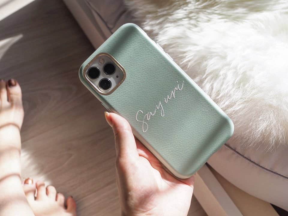のインスタグラム：「* 新しいiPhoneケース❤️ casetifyのMonogram Studio @casetify_jp  @casetify  レザーに名前など好きな文字が入れられます♪ 字体や文字の位置も選べるのは 他のブランドにはないかも✨ * グレーやベージュにしようかなと思ったけれど、 持っていない優しグリーンにしてみました。 可愛いでしょ😊❤️⁉️ #casetify #ケースティファイ #iPhoneケース　#レザーケース @CASETiFY @CASETiFY_jp #CASETiFY  #StateYourCase」