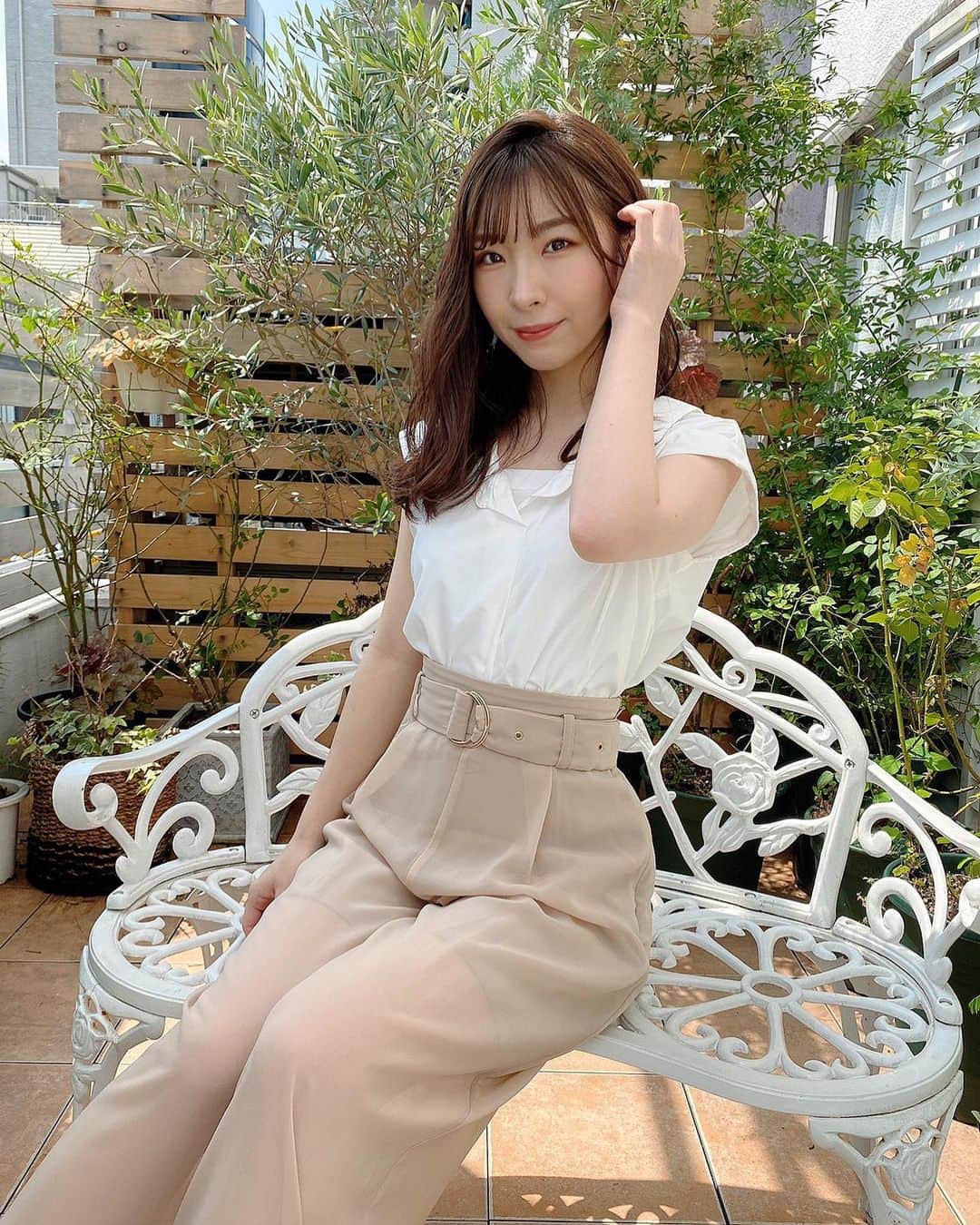 岩佐美咲のインスタグラム：「岩佐美咲2021カレンダー、発売になりました♡  ちいさめの壁掛けタイプです。　　　　　　　　　 ご購入はプロフィールのURLからよろしくお願いします🥰🥰　　　　　　　 　　　　　　　　　　　　　　　　　　　   #カレンダー #2021 #オフショット #ブラウス #ニット #着物 #和服 #振袖 #レディアゼル #offshot #knit #kimono #japan #radyazel #un3d」