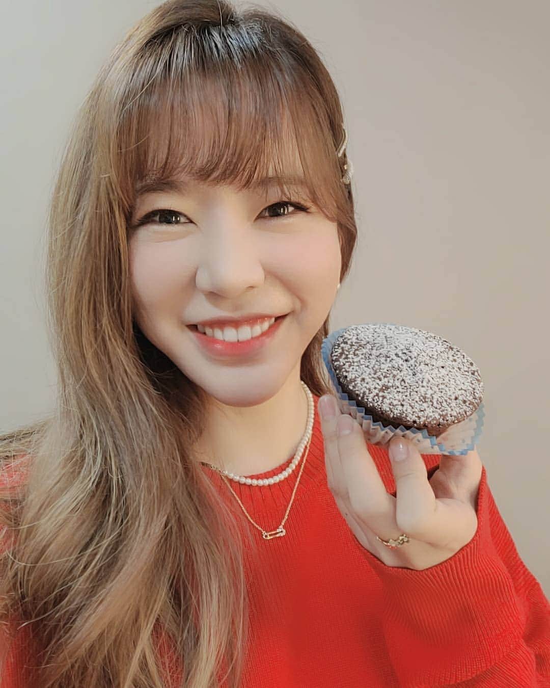 サニー のインスタグラム：「잠시후 방송할 tvn #온앤오프 스튜디오 녹화날 시경오빠가 주신 초코컵케익!!!!!! 본방사수 갑니다!!!!!」