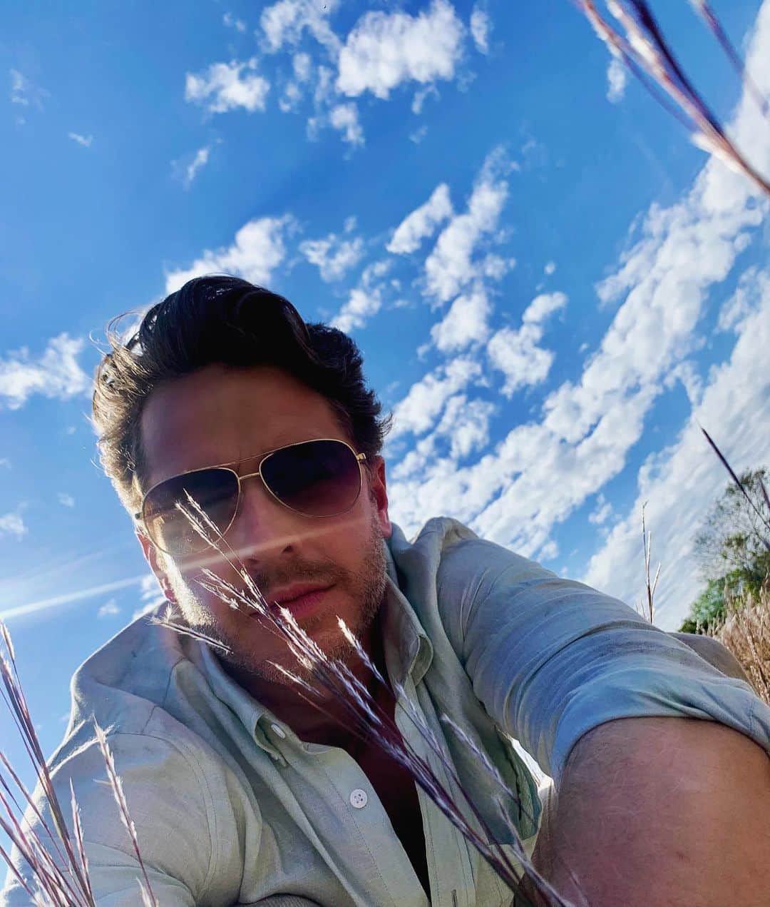 ジョシュア・ダラスのインスタグラム：「Set #selfie! Season 3 of @nbcmanifest coming SOON to @nbc!! #manifest ✈️」
