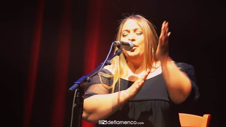 DeFlamenco.comのインスタグラム：「Dios mio dame paciencia!  Os dejo este clip de Montse Cortés por si os hace falta pedirla urgente.  Anoche la disfrutamos en #miradasflamenkas」