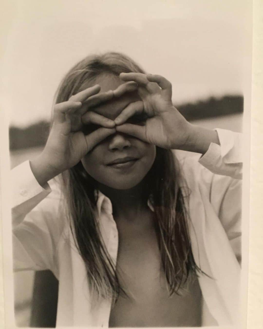 マチルダ・ルッツのインスタグラム：「We are born as one being, fully ourselves and then little by little we are molded by our parents, family, friends, all people, all experiences, all events that cross our lives, and we become something we think we are, until one day or another we realize that some of the layers we created are not who we really are. Then we start peeling these layers off and all of a sudden we  see our real True self. What a joy to stare back at YOU in the mirror, the real YOU.  Never forget who you are. #growingup #becominganadult」
