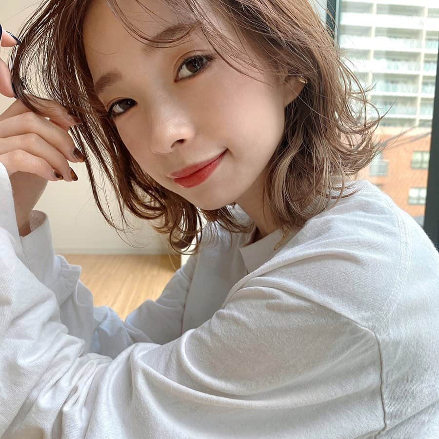 塩川裕美のインスタグラム：「.  保湿は毎日お風呂からでたらすぐ。 スピード勝負っっ🏃‍♀️💨 スキンケアは10分以内に終わらせるのが良いみたい🛁  ここ最近ずっと使ってるILiT Waterは 温泉水でできた化粧水で 肌につけると浸透感があってしっとりもちってする👶🏻 その日の乾燥具合によって重ね付したら より肌に安定感が出てる気がする🍃  テクスチャャーはさらっとした感じで ベタつかないよ(語彙力)  ILiT Waterでコットンパックしたら お肌がすごい整うらしい、、 まだやってないからまたやってみて感想かこう🥰」